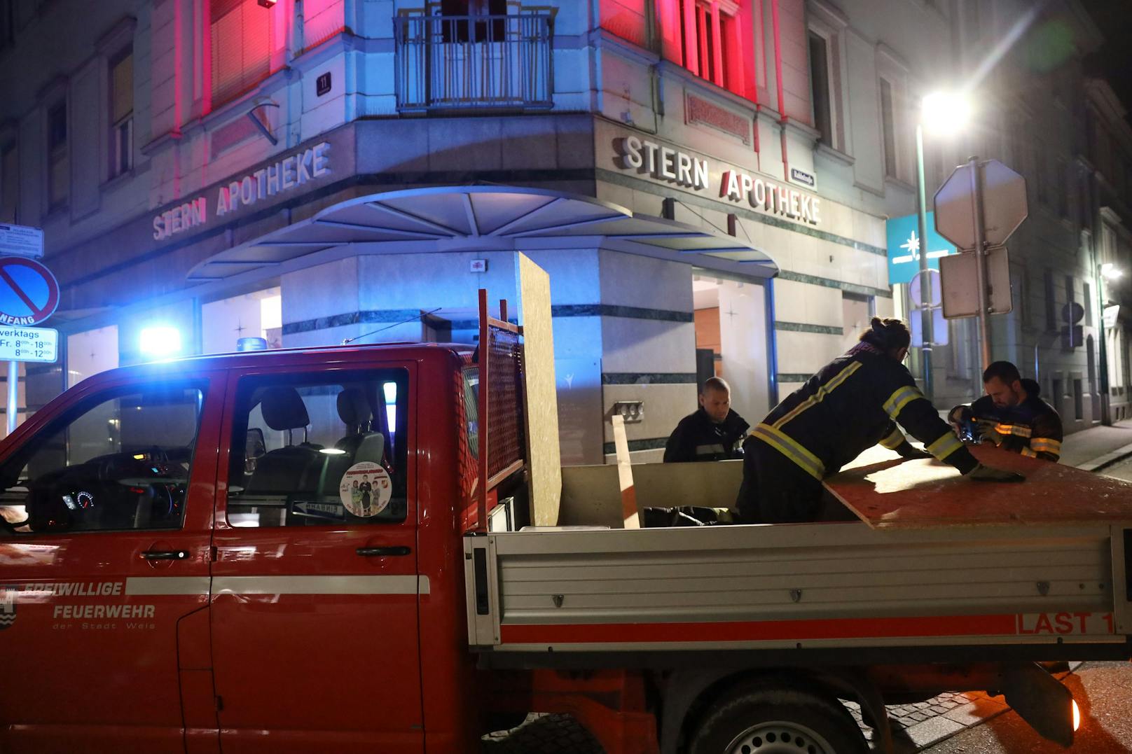 Die Feuerwehr stand am Mittwoch in den frühen Morgenstunden bei einer Apotheke in Wels-Innenstadt im Einsatz, um eine eingeschlagene Türe provisorisch zu verschalen.