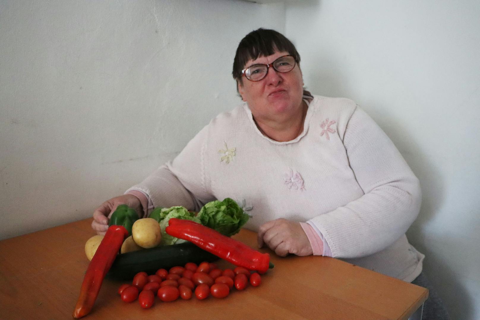 Margit baut seit fünf Jahren Gemüse in ihrem Garten an. 