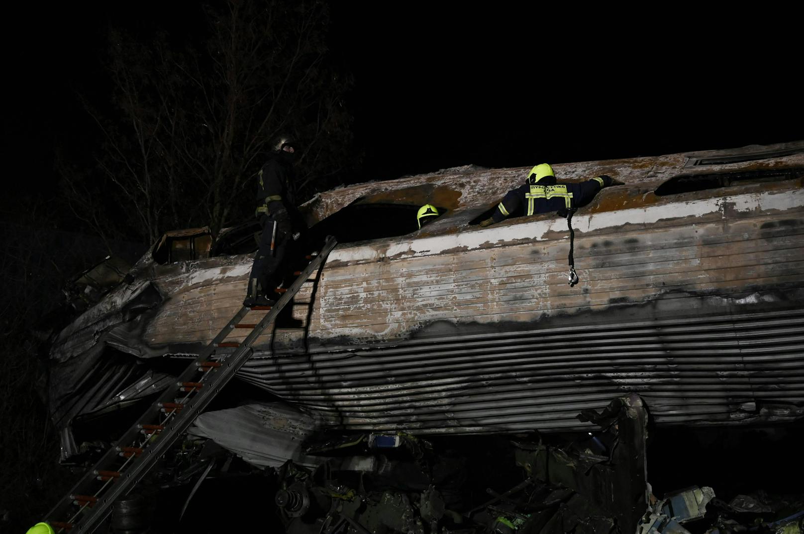 Knapp 400 Kilometer nördlich der griechischen Hauptstadt Athen kam es in der Nacht zu einem schweren Zugunglück. Ein Güterzug kollidierte mit einem Personenzug und Waggons fingen Feuer.