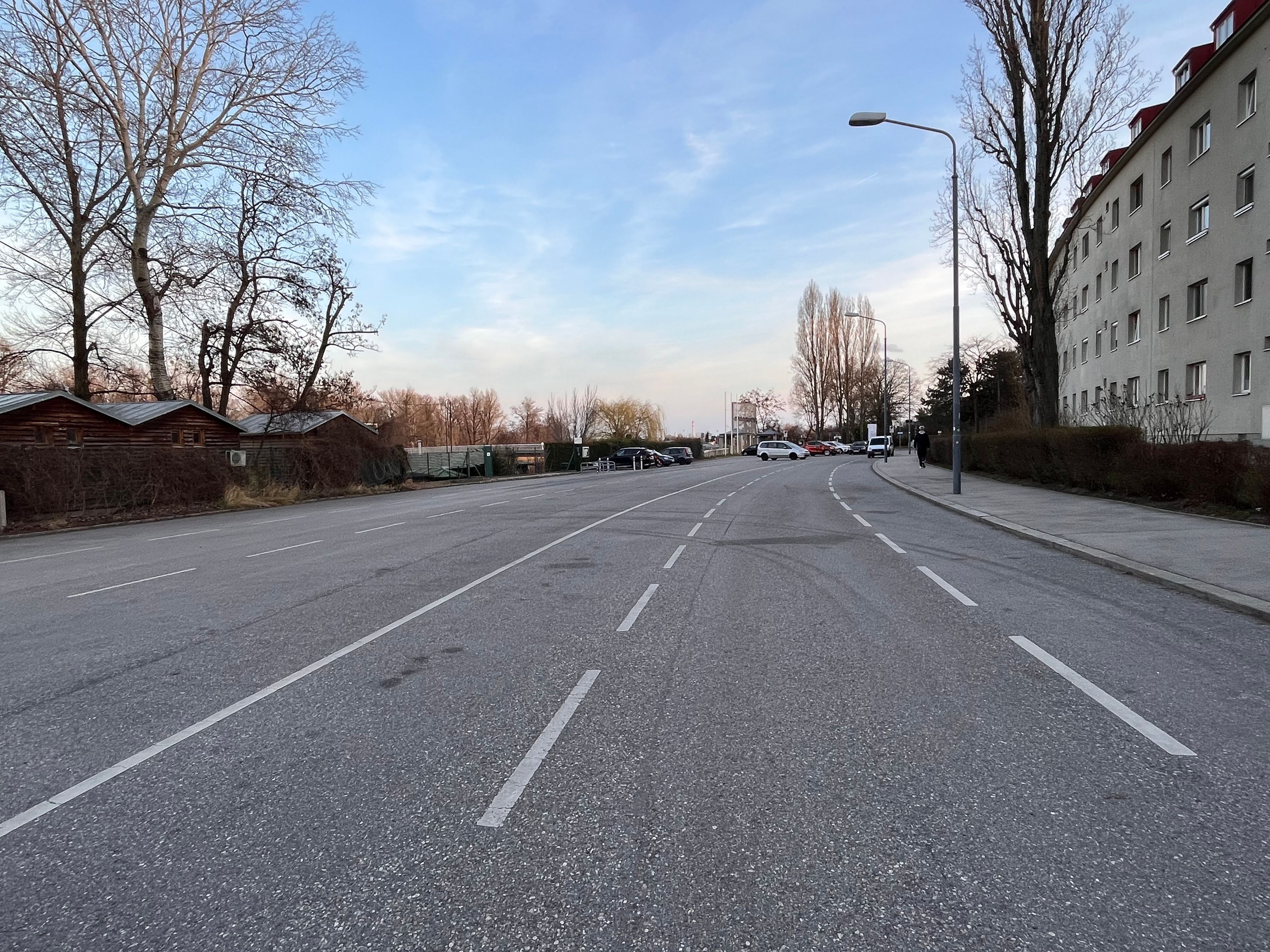 Ein Jahr flächendeckendes Parkpickerl: Gähnende Leere auf diesen Parkplätzen in Wien-Donaustadt.