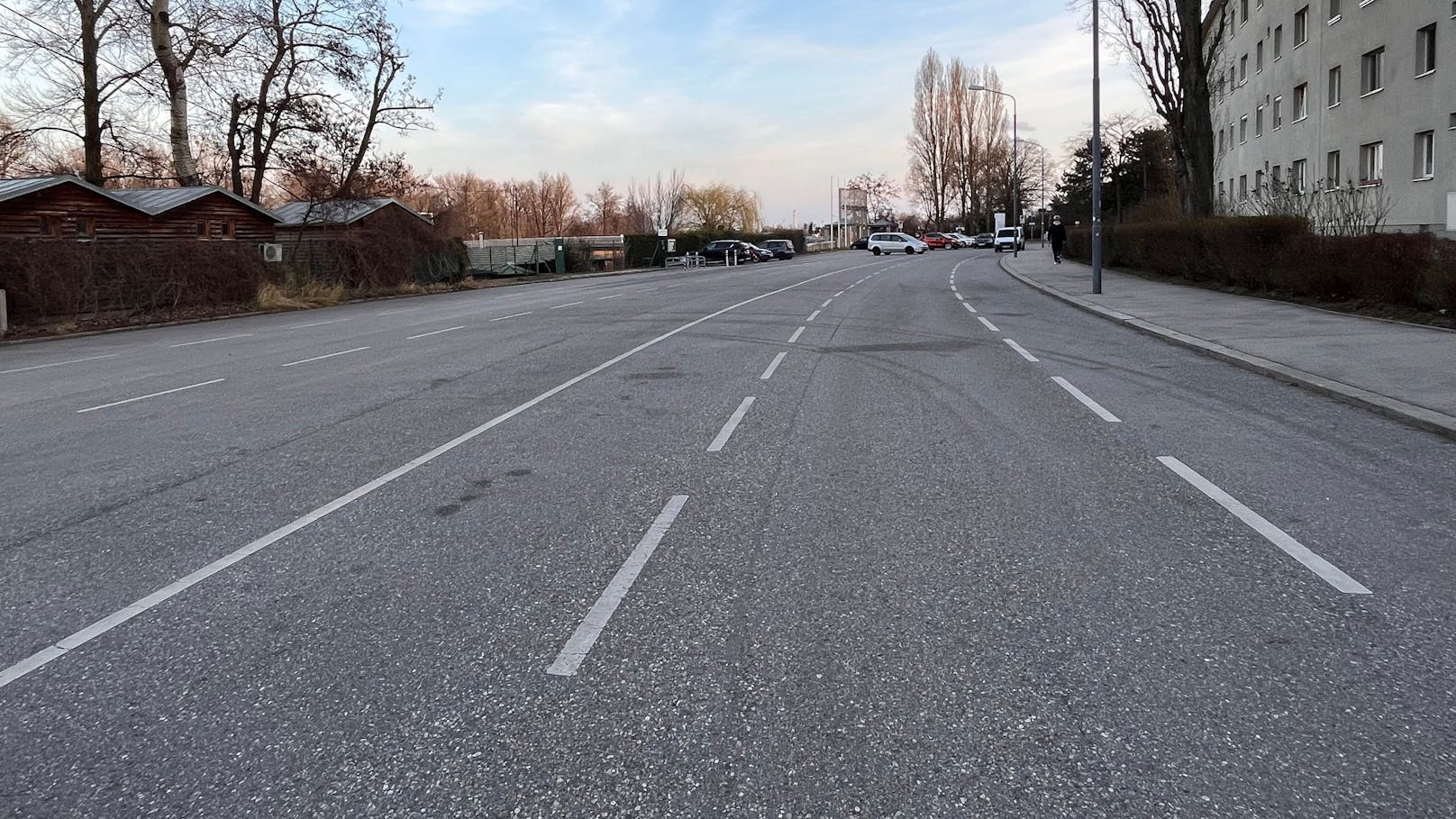 Ein Jahr flächendeckendes Parkpickerl: Gähnende Leere auf diesen Parkplätzen in Wien-Donaustadt.