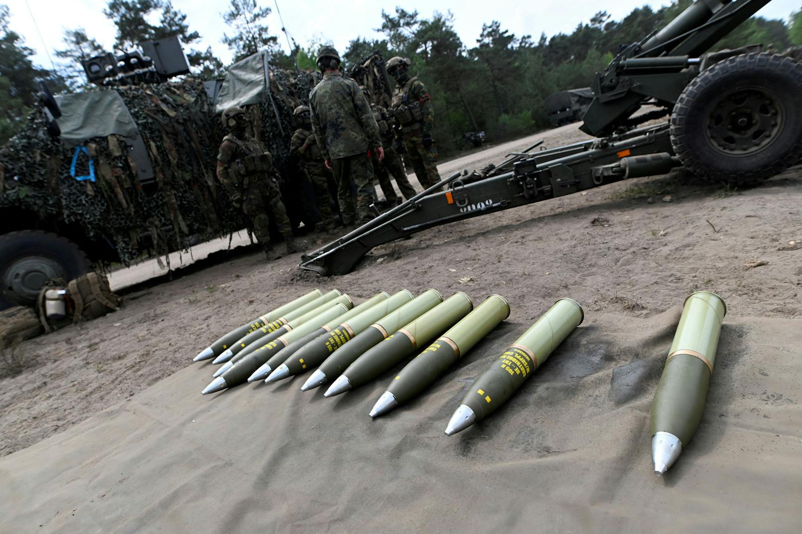 Die Ukraine soll ein Munitionspaket von Panzergranaten in Milliardenhöhe von den EU-Ländern bekommen.