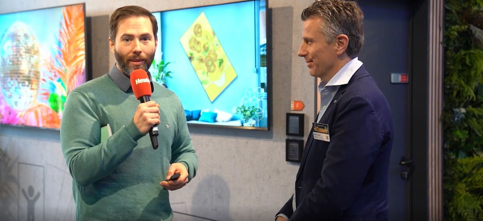 "Heute"-Ressortleiter Video Dominik Kaltenböck bei den Samsung Media Days mit Hubert Santner, Head of Product Management von Samsung Electronics.