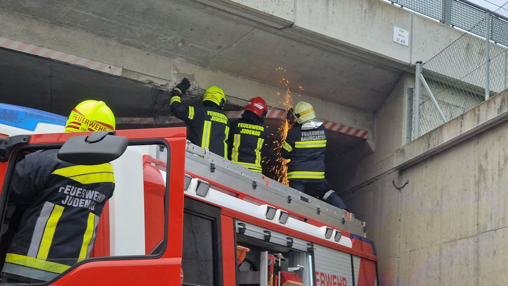 Lkw blieb in Unterführung stecken: Die Feuerwehr bei den Flex-Arbeiten