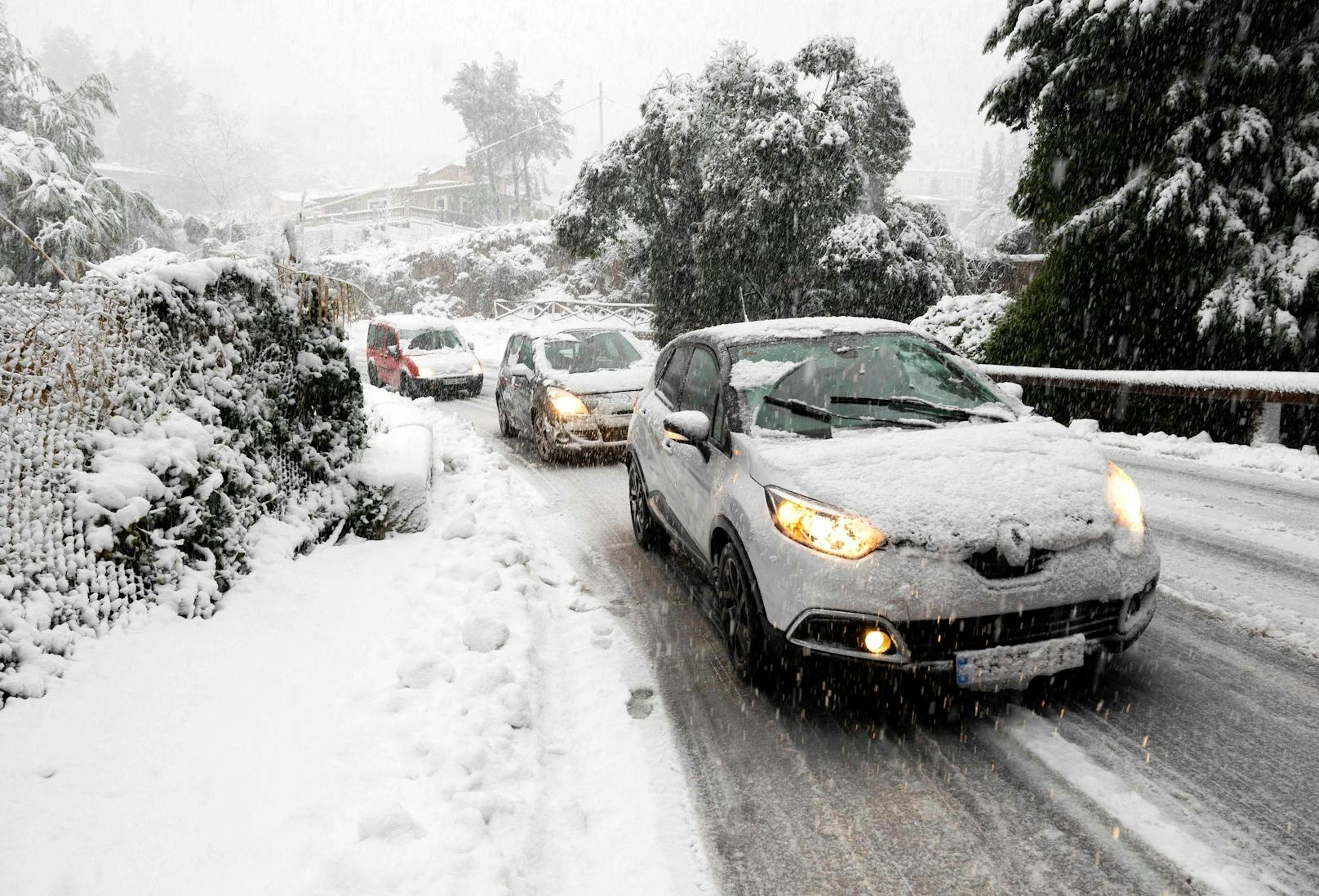 Das Schneechaos auf den Straßen führt zu vielen Unfällen.