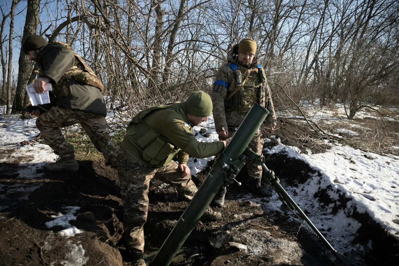 In den Windschutzgürteln sind überall ukrainische Soldaten mit Panzer-Abwehrwaffen und Mörsern verborgen,...