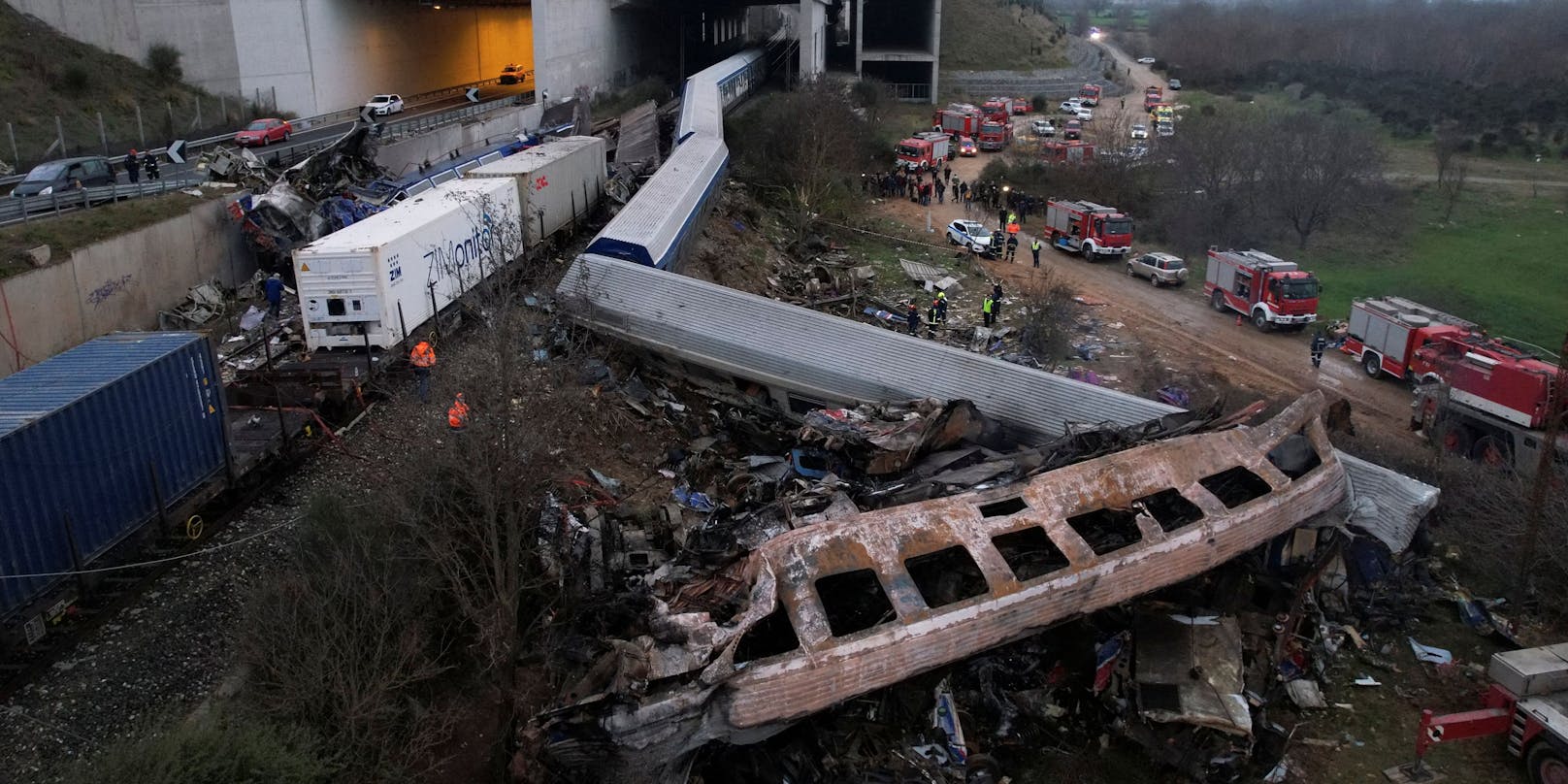 Viele Rettungskräfte arbeiten an der Unfallstelle, an der zwei Züge in der Nähe der Stadt Larissa, Griechenland, zusammengestoßen sind.