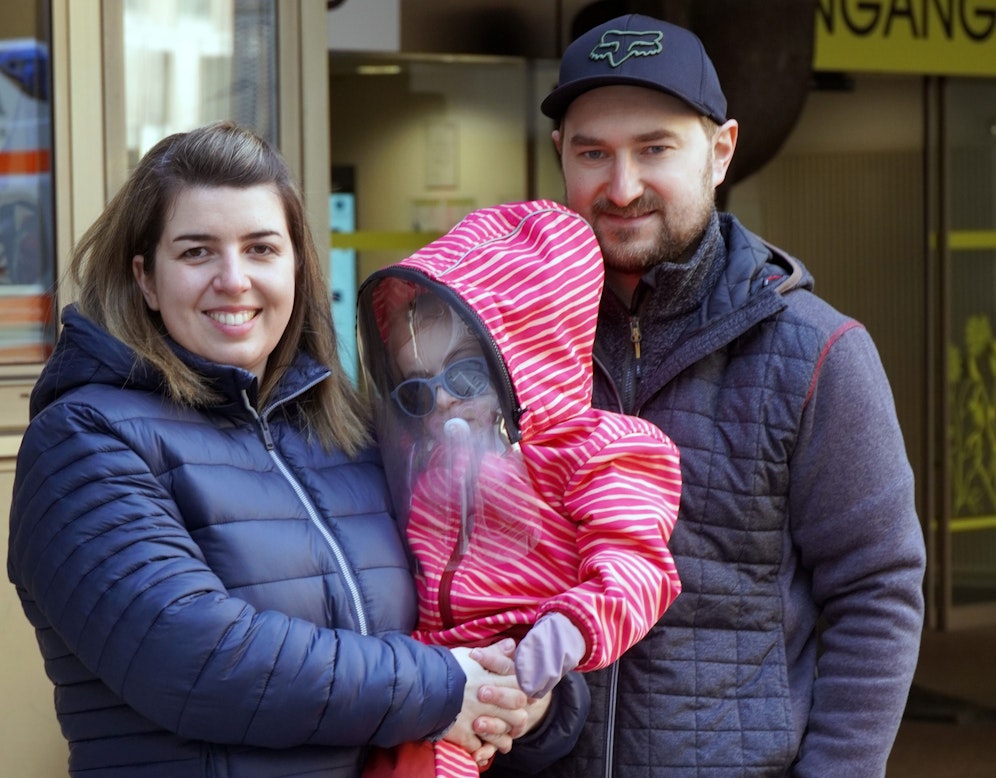 Leonie (3) im Schutzanzug mit Mama Bianca K. und Papa Hannes K.