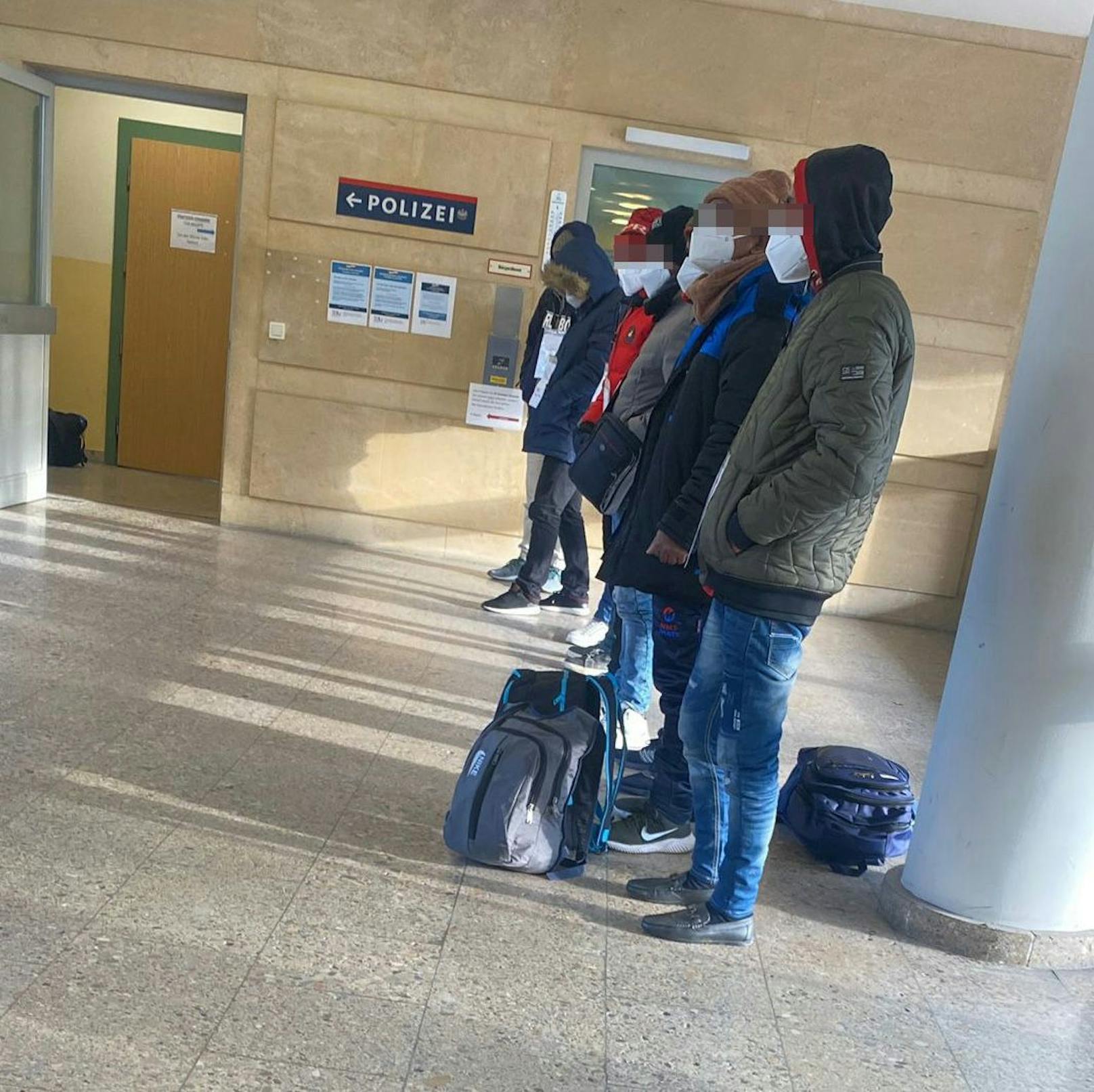 39 Flüchtlinge in Ybbs auf Gleisen! Zugverkehr gestoppt