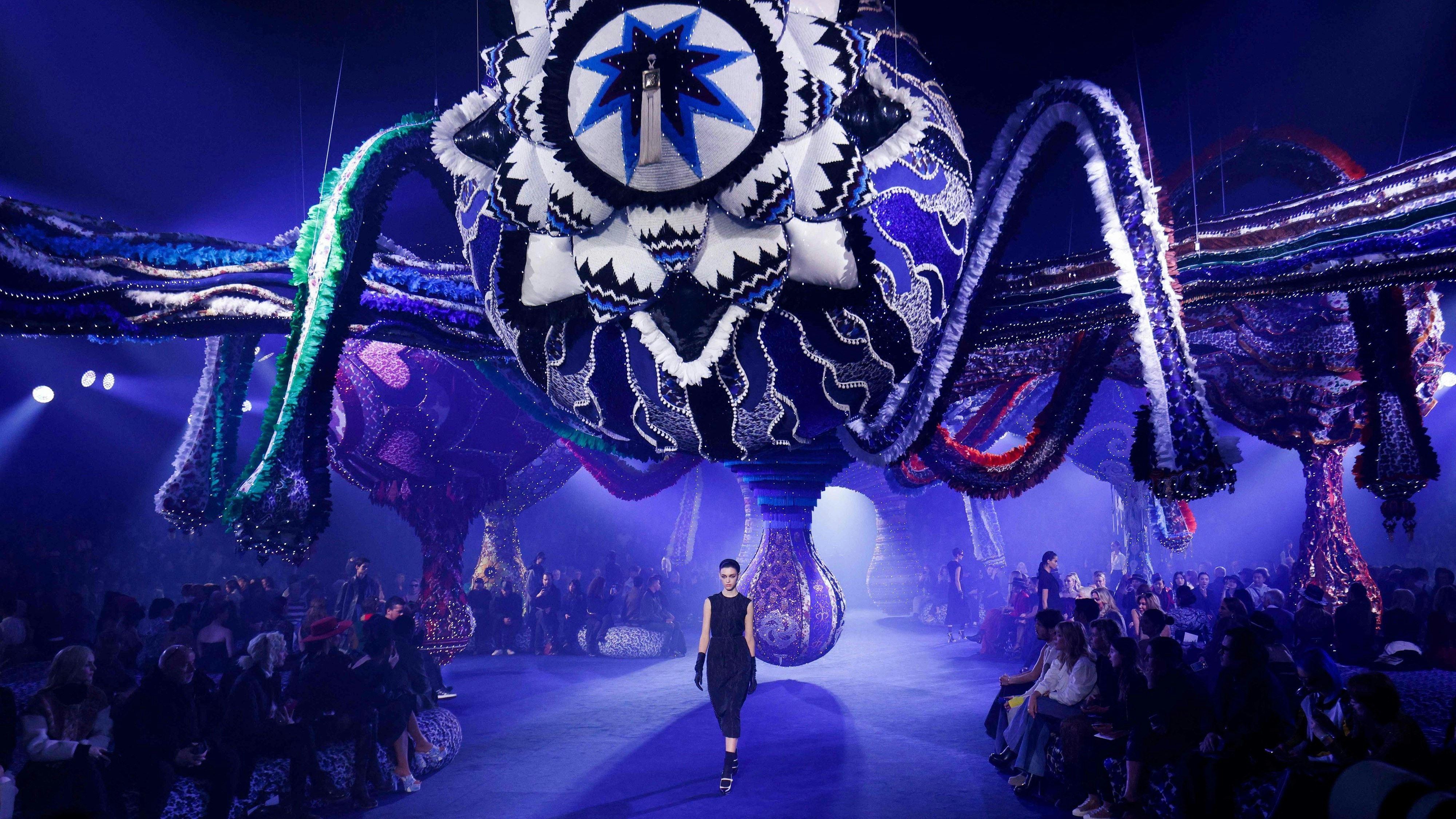 Hinter den Models durften die Gäste über eine Kunstinstallation staunen.