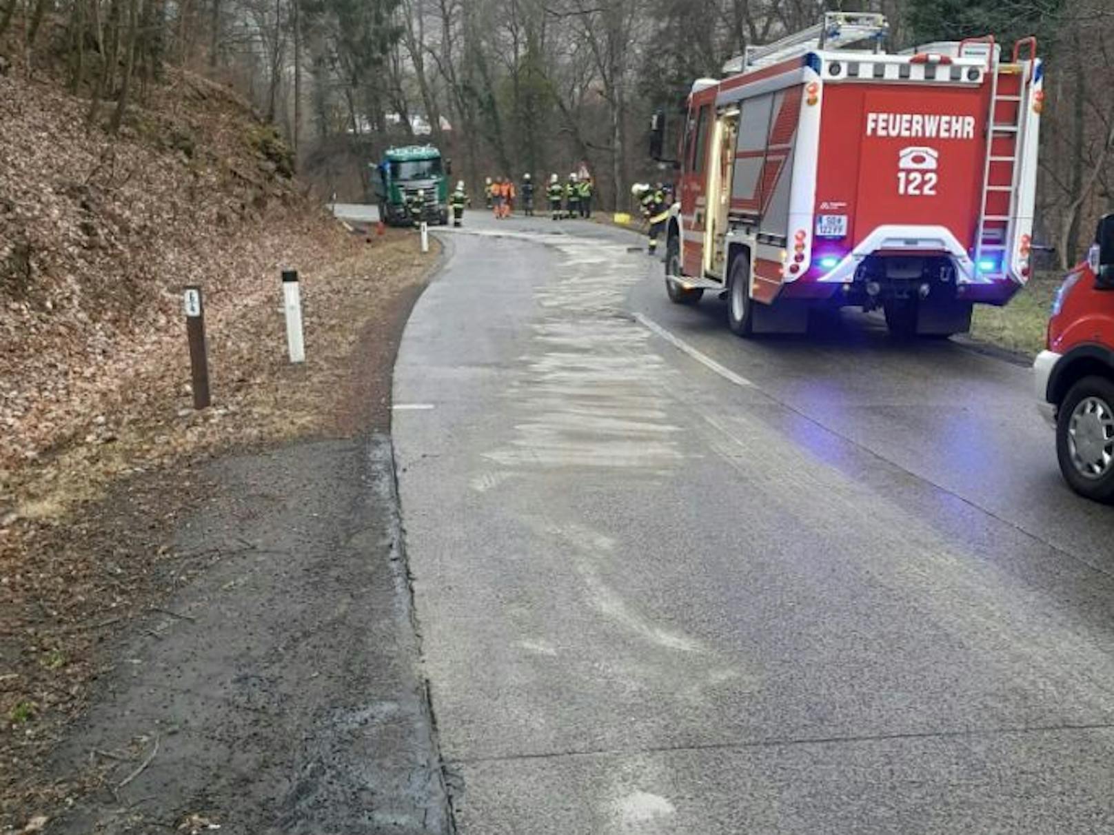 Die Feuerwehren Klöch, Deutsch Haseldorf und Halbenrain wurden am 1. März um 12.49 Uhr zu einem schweren Verkehrsunfall zwischen einem Pkw und einem LKW alarmiert.