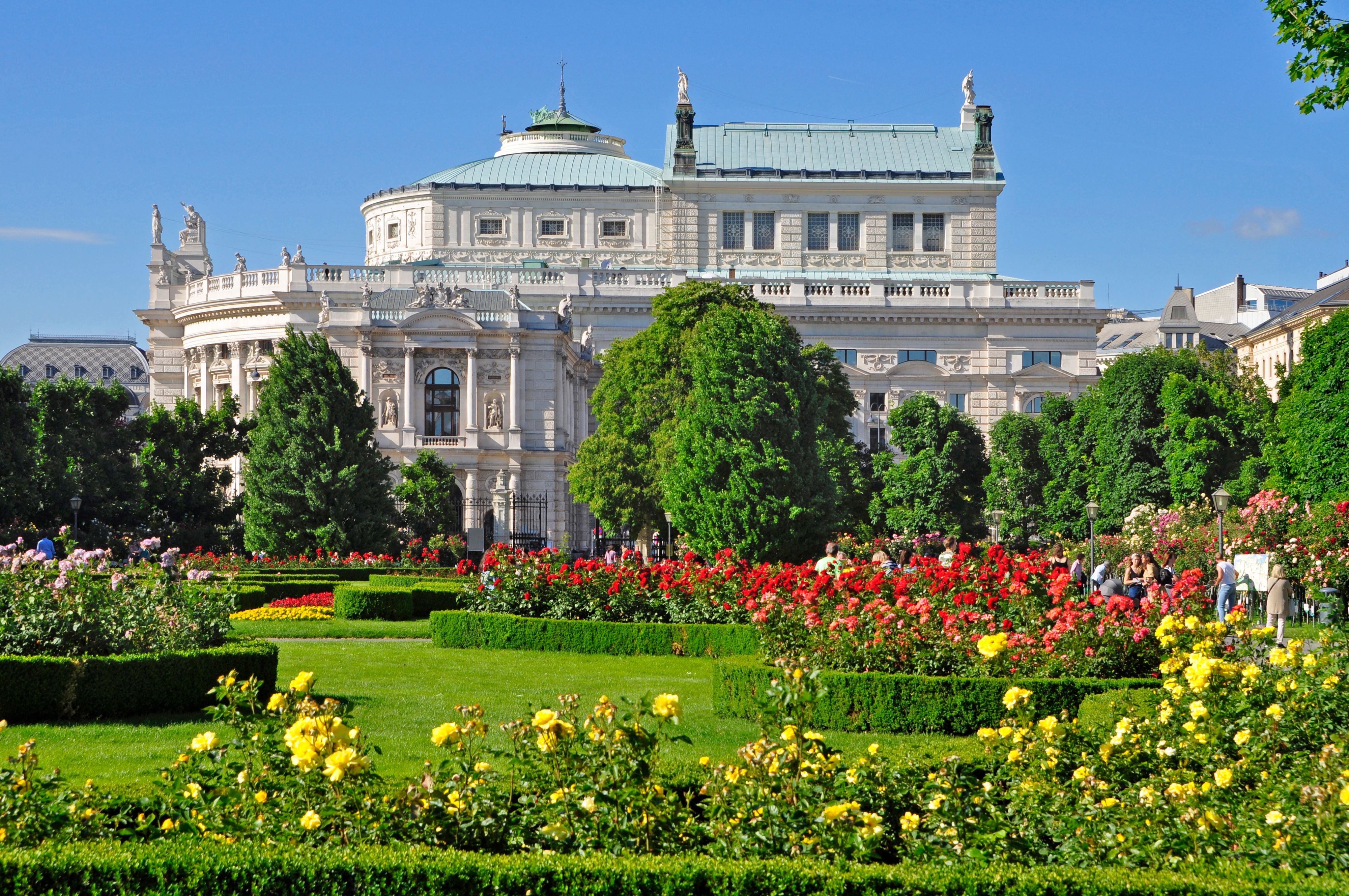 Der Wiener Volksgarten an der Ringstraße, Garten, Park, Ruhezone, Stadtansicht, Gartenanlage, städtisch, Zentrum, zentral, 1. Bezirk, Innere Stadt, 1010, Wien, Österreich. Im Hintergrund das Wiener Burgtheater. 