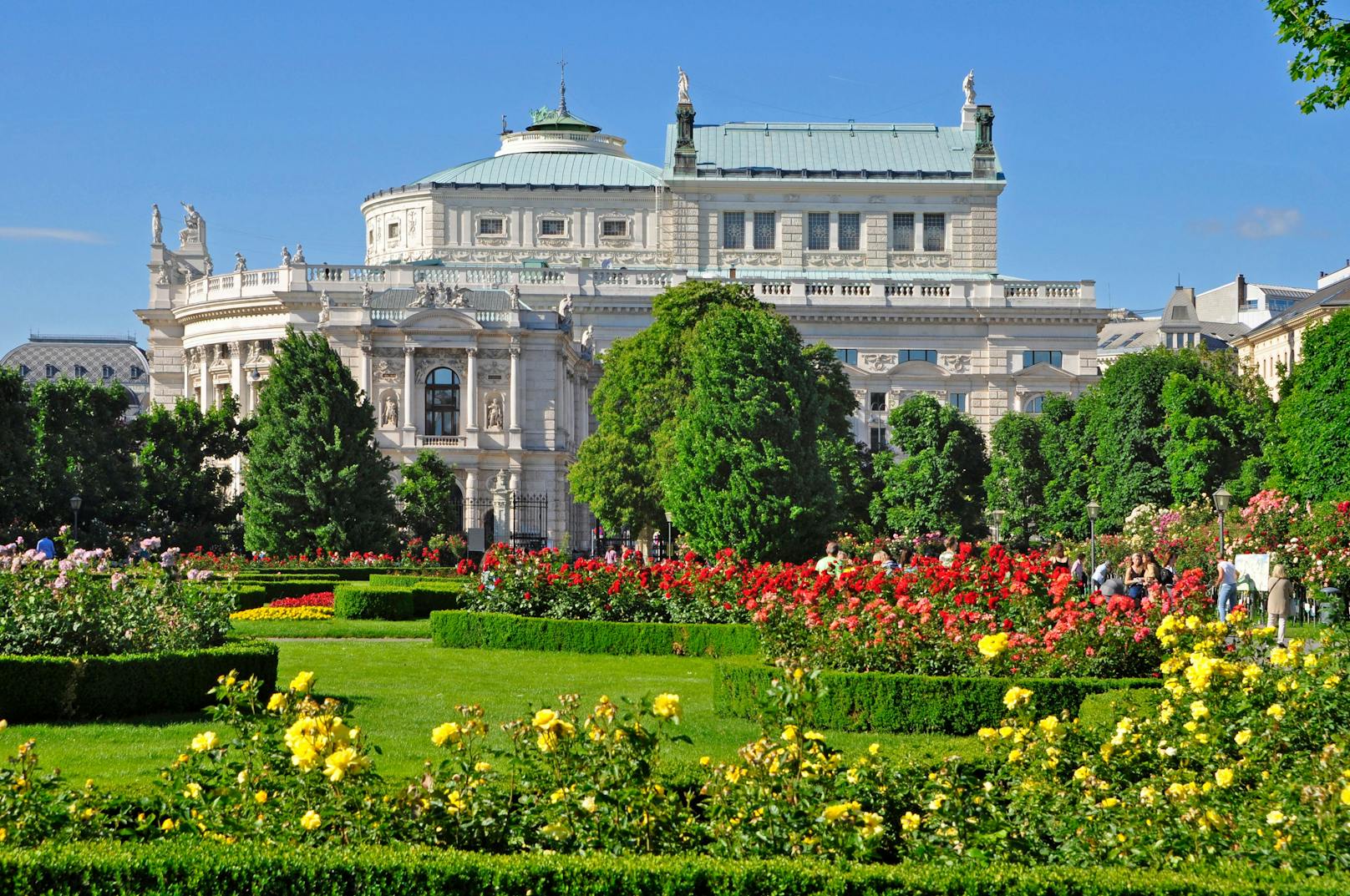 Der Wiener Volksgarten an der Ringstraße mit dem Wiener Burgtheater im Hintergrund.