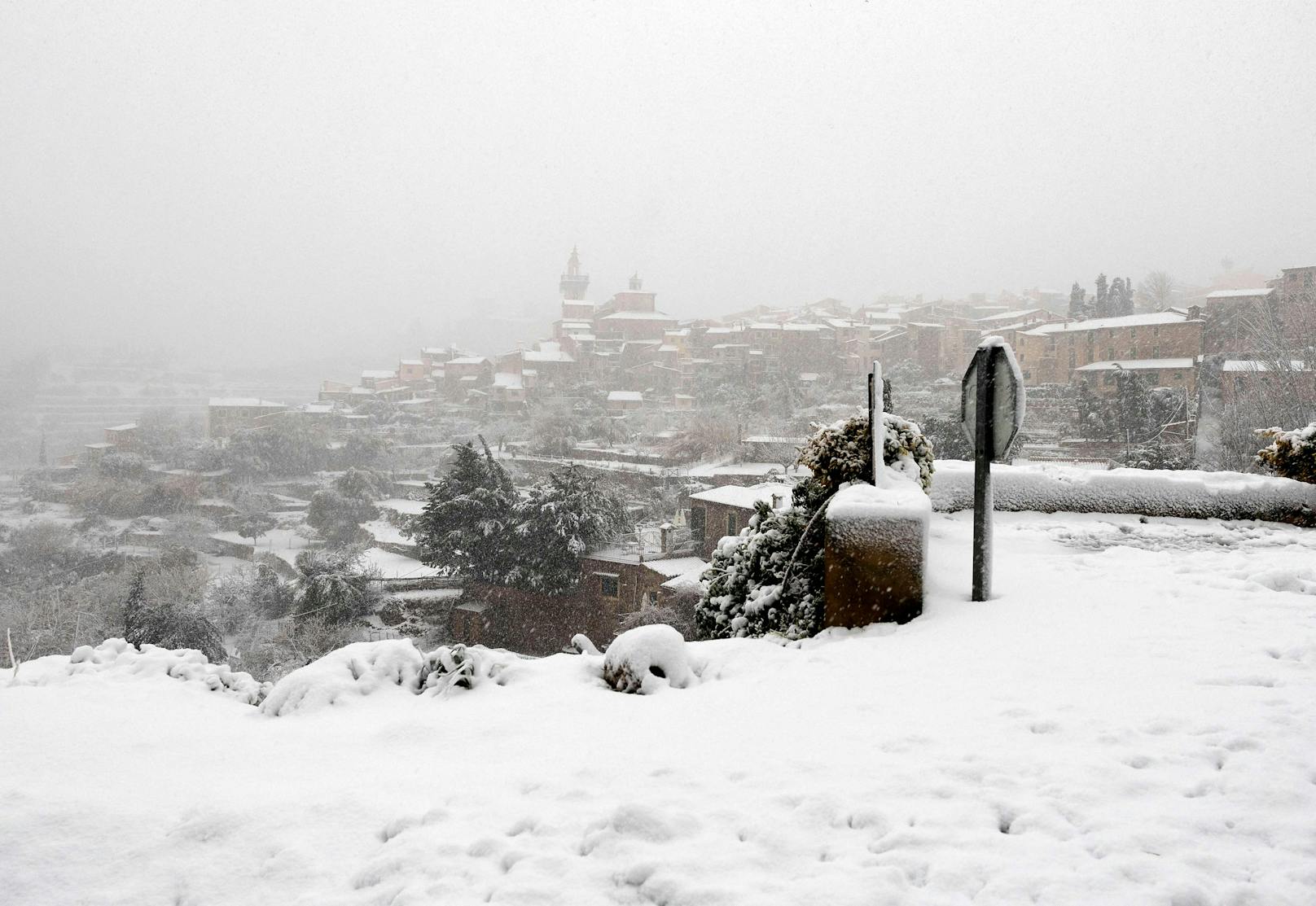 Dieses Bild zeigt das verschneite Bergdorf Valldemossa auf der spanischen Baleareninsel Mallorca.