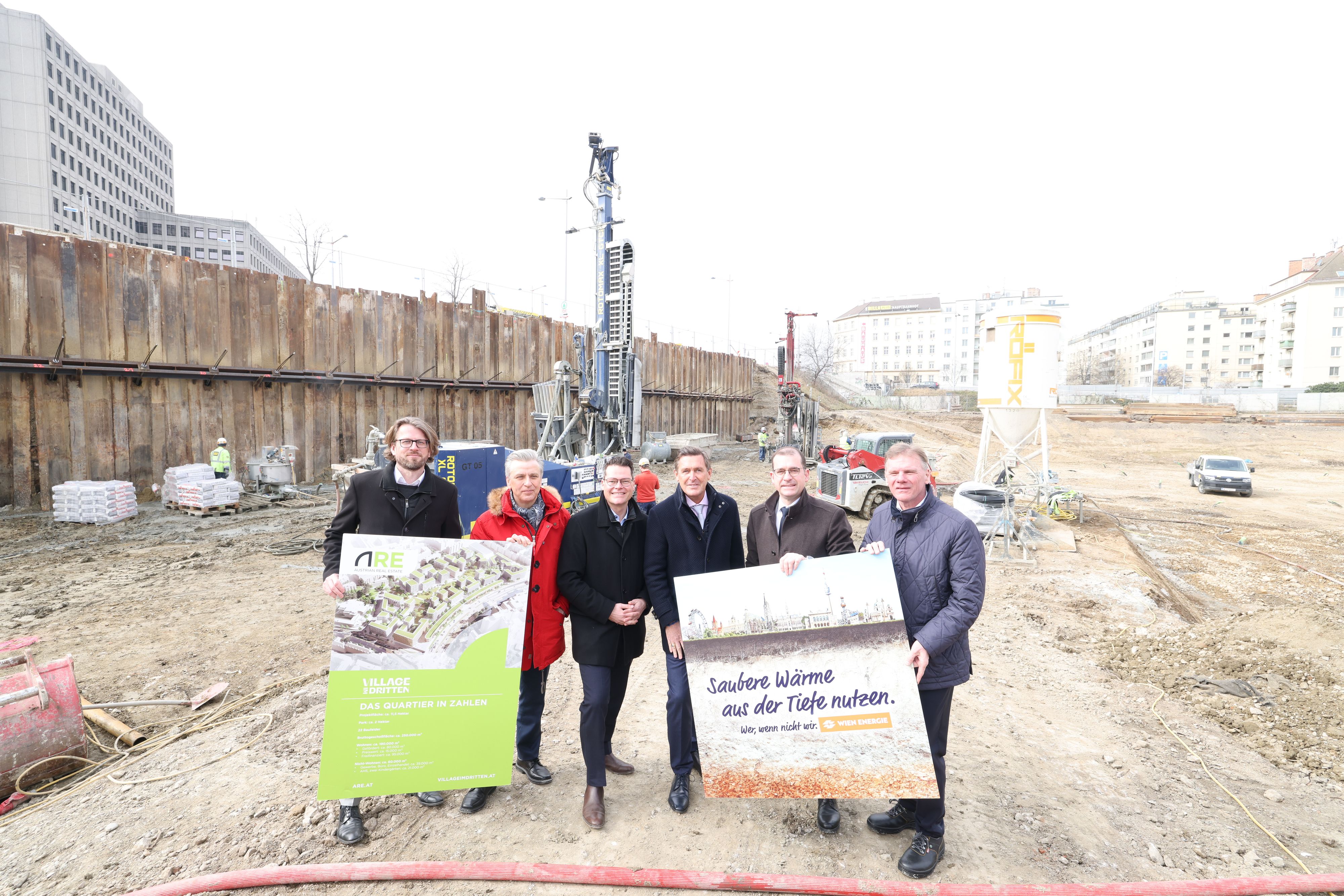 Der Leiter der ARE Projektentwicklung Gerd Pichler, SPÖ Wien Klubvorsitzender und Energiesprecher Josef Taucher, Stadtrat Jürgen Czernohorszky (SPÖ), Stadtrat Peter Hanke (SPÖ), ARE CEO Hans-Peter Weiss und der Vorsitzende der Geschäftsführung Wien Energie Michael Strebl auf Bohrfeld im 