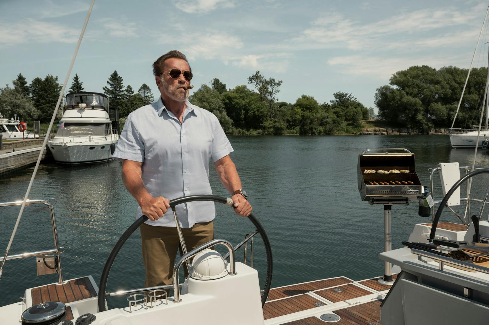 Für viel Action, markige Sprüche und Zigarren ist gesorgt. Mit "Fubar" feiert Schwarzenegger ab 25. Mai sein Netflix-Debüt.
