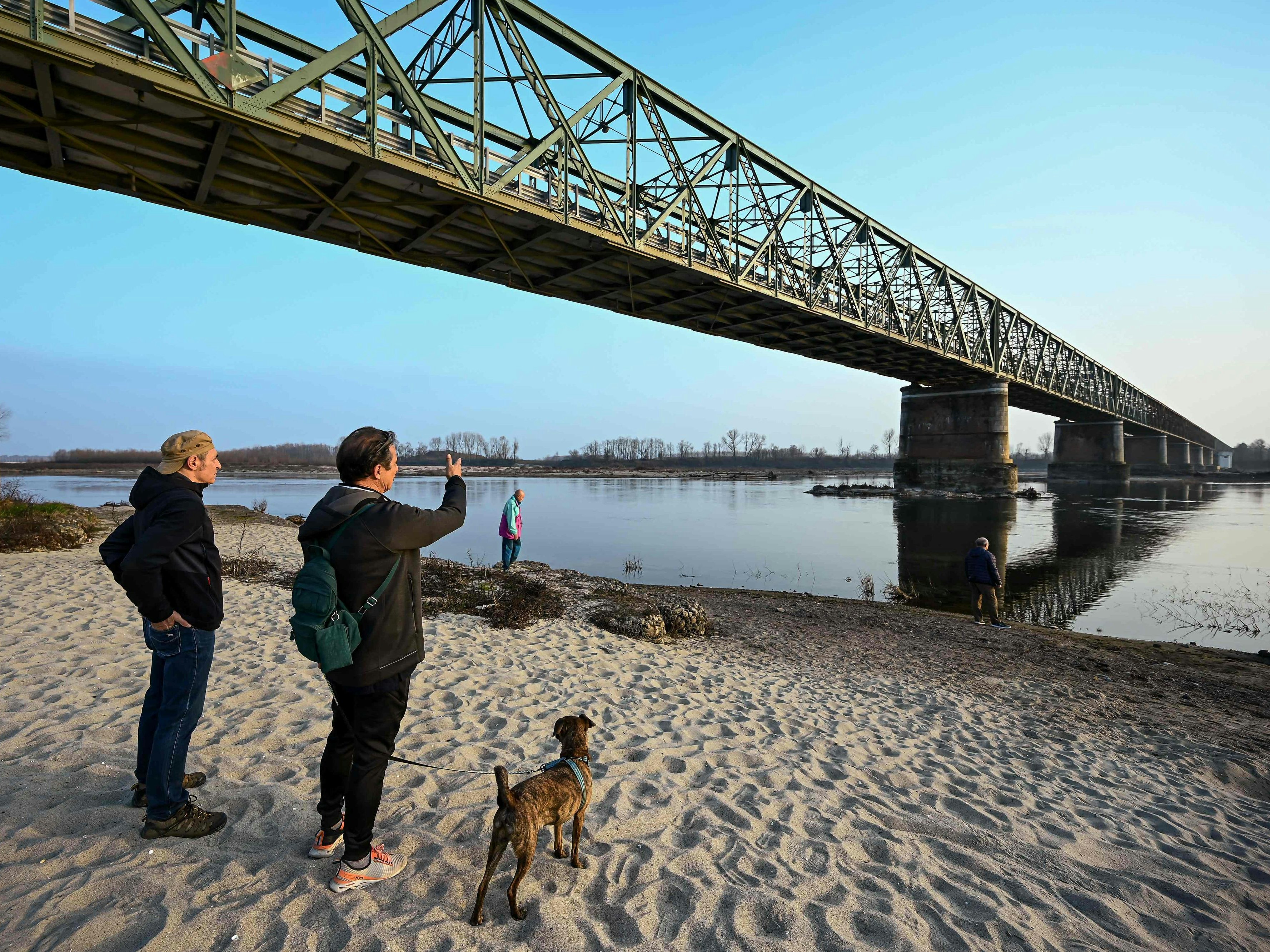 Download von www.picturedesk.com am 01.03.2023 (11:56).  People take photos by the riverbed of the river Po on February 21, 2023 at Ponte della Becca, in Linarolo, near Pavia. - A lack of snow on the surrounding mountain peaks, the absence of rain for the past six weeks, and mild temperatures - this explosive cocktail has caused the water level of Italy's largest lake to drop to its lowest in 30 years during the winter months. (Photo by Piero CRUCIATTI / AFP) - 20230221_PD16141 - Rechteinfo: Rights Managed (RM) Nur für redaktionelle Nutzung! Werbliche Nutzung erfordert Freigabe: bitte schicken Sie uns eine Anfrage.