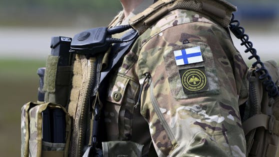 Das finnische Parlament hat einem Gesetz zum NATO-Beitritt mit überwältigender Mehrheit zugestimmt.