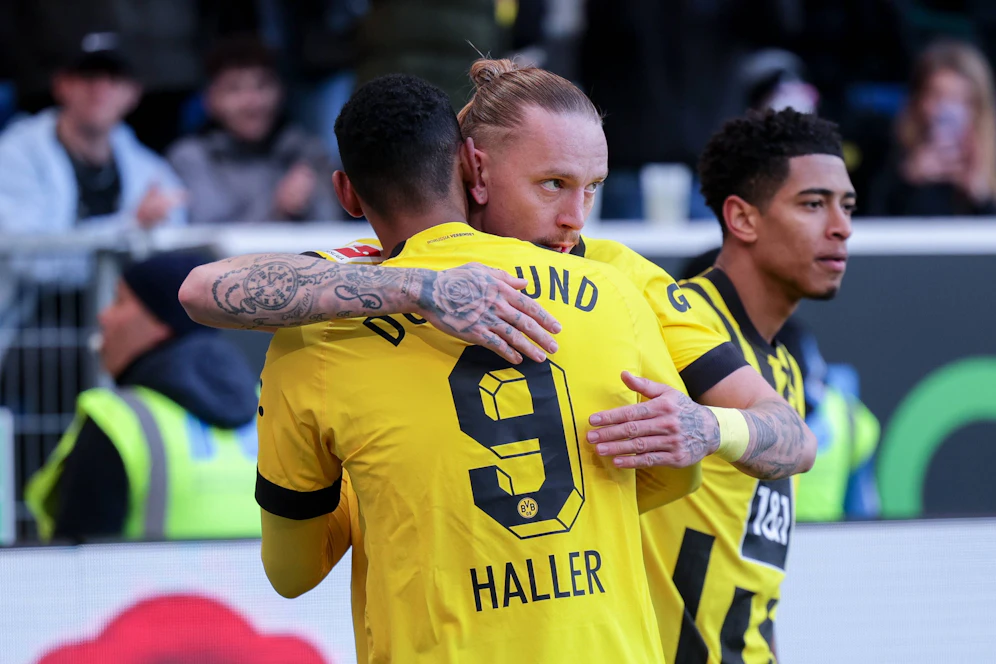 Marius Wolf umarmt Sebastien Haller, der diese Saison Krebs-Behandlungen hinter sich hat.