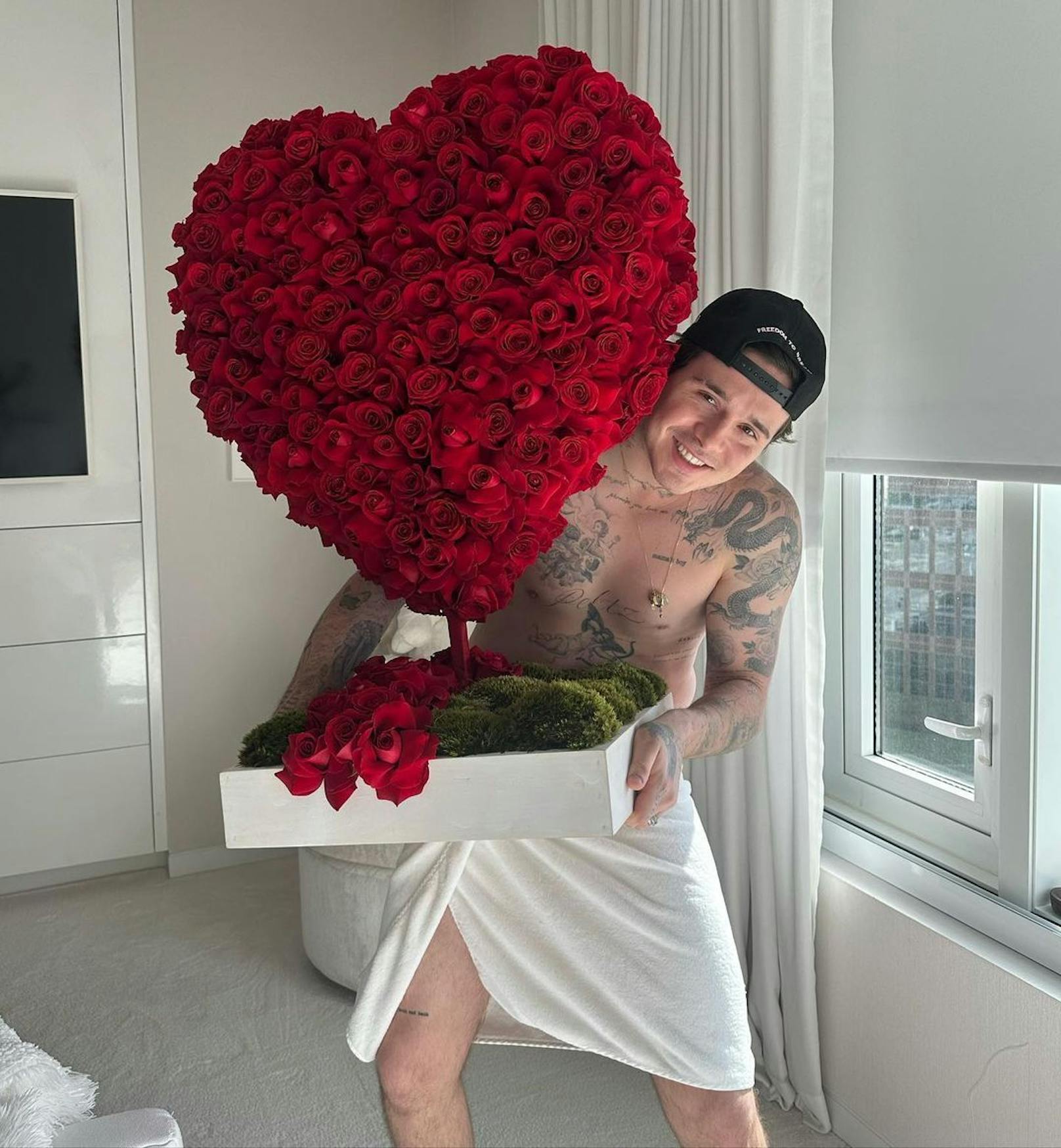 Zum Valentinstag wurde Nicola Peltz Beckham von ihrem Brooklyn mit einem Rosen-Herz beschenkt.