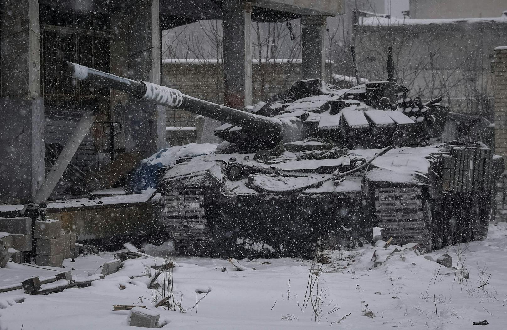 Und mittendrin noch die ukrainischen Panzer, die mal als Lockvogel dienen, mal selbst angreifen.
