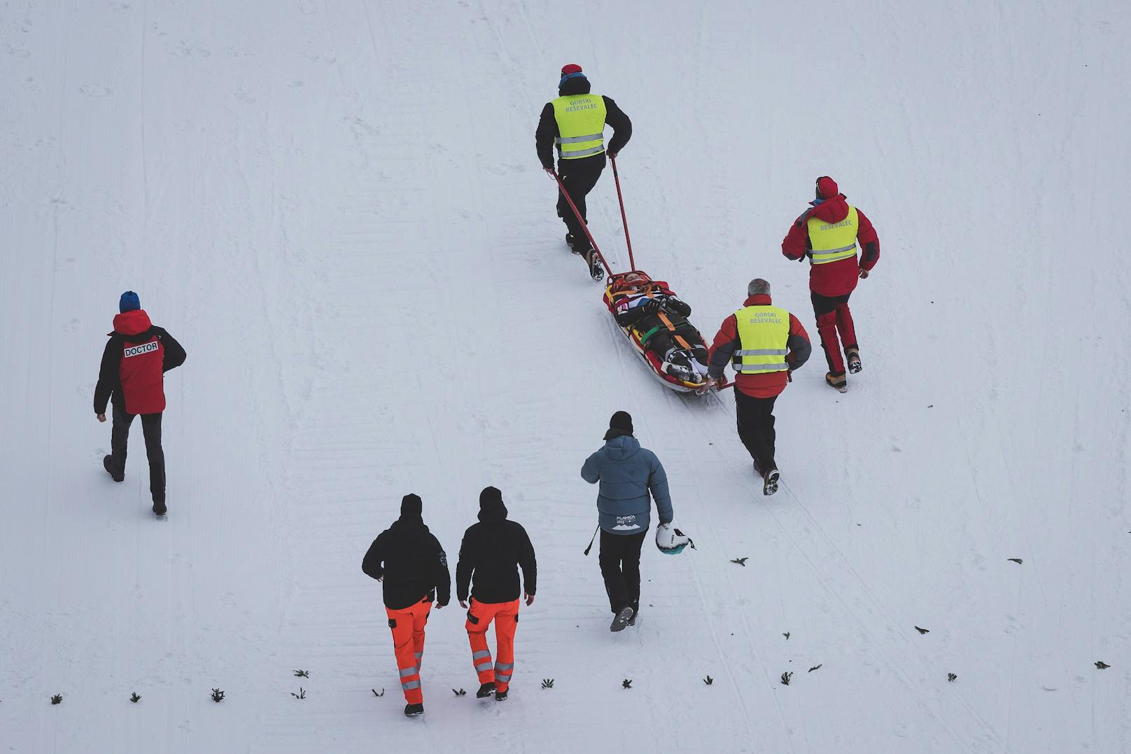 Skisprung-Star bei WM in Planica schwer gestürzt