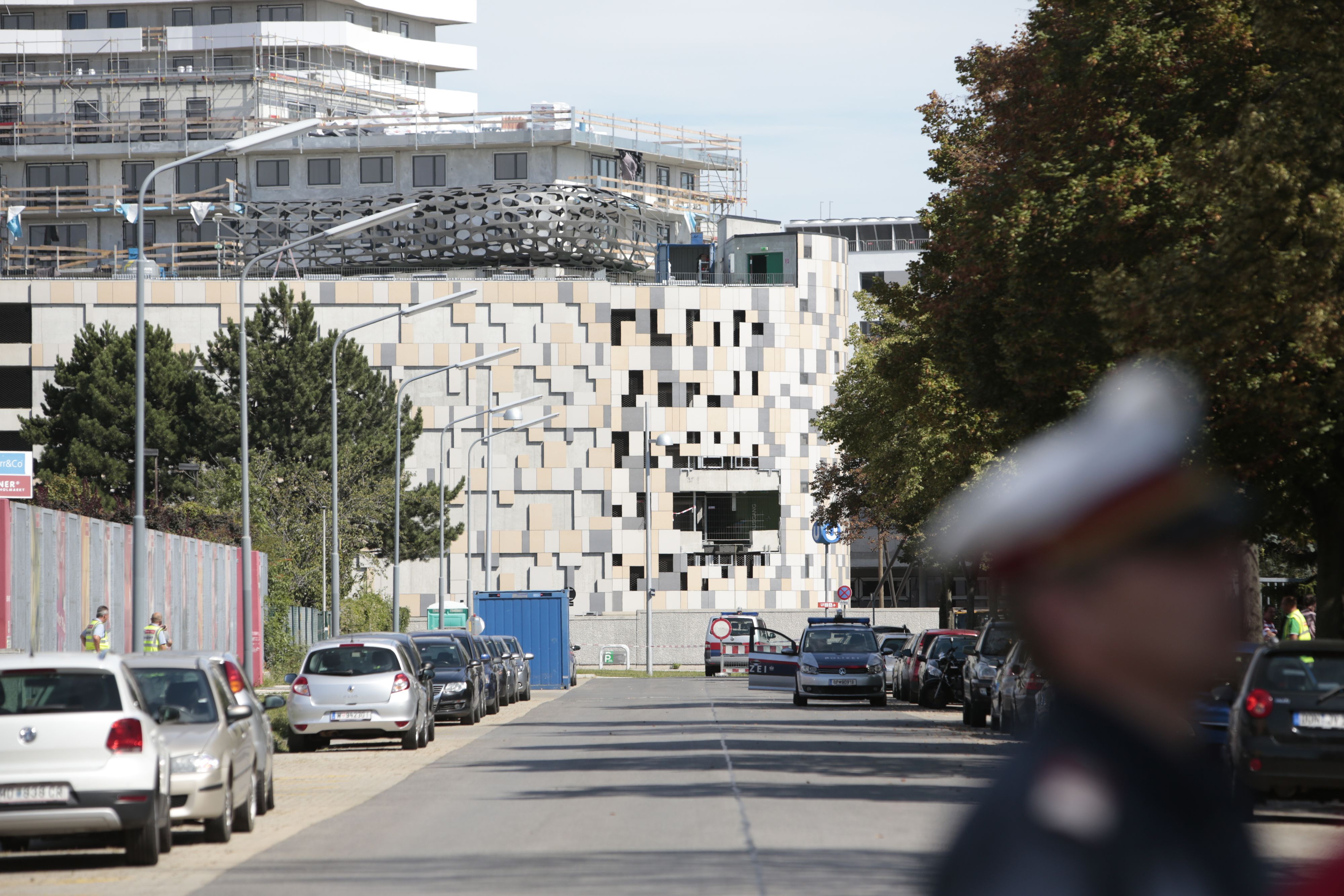 Einer der Tatorte befindet sich in der Aderklaaer Straße in Wien-Floridsdorf.