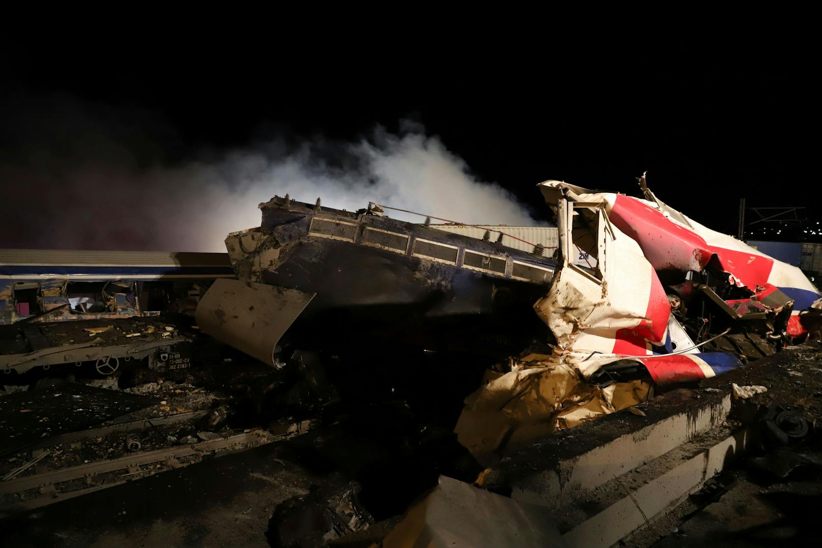 Knapp 400 Kilometer nördlich der griechischen Hauptstadt Athen kam es in der Nacht zu einem schweren Zugunglück. Ein Güterzug kollidierte mit einem Personenzug und Waggons fingen Feuer.