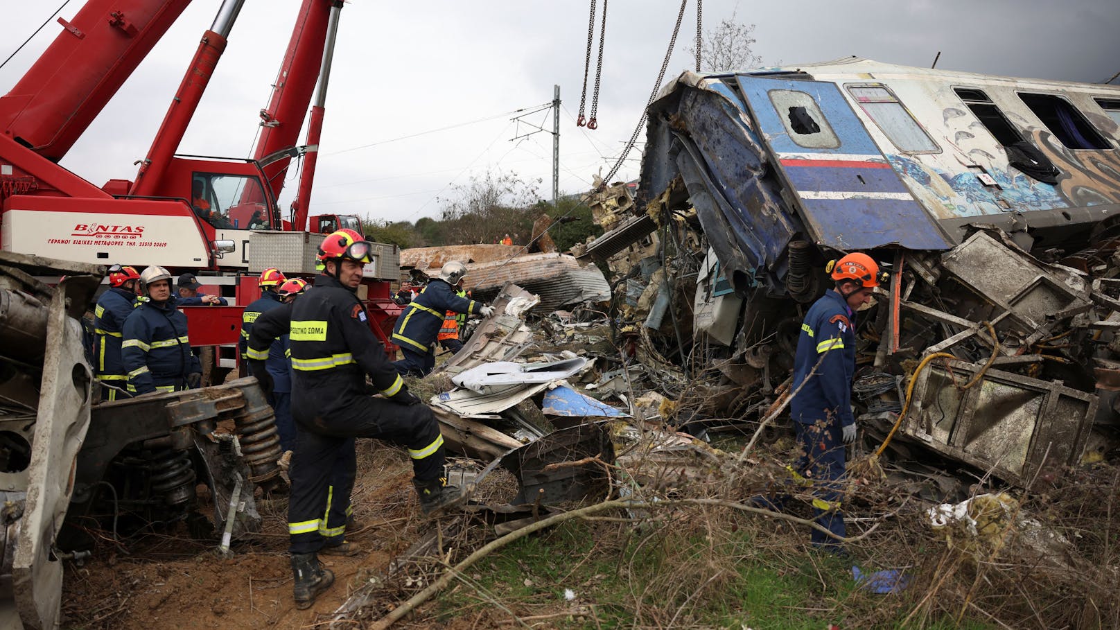 Beim Zusammenstoß eines Personenzugs mit einer Güterzugkomposition sind in Griechenland Dutzende Menschen getötet oder schwer verletzt worden.