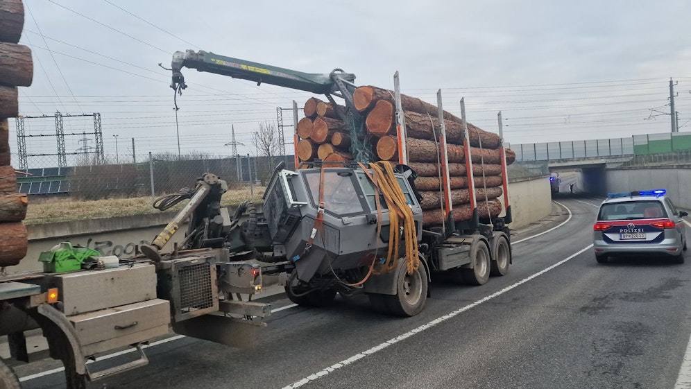 Lkw blieb in Unterführung stecken