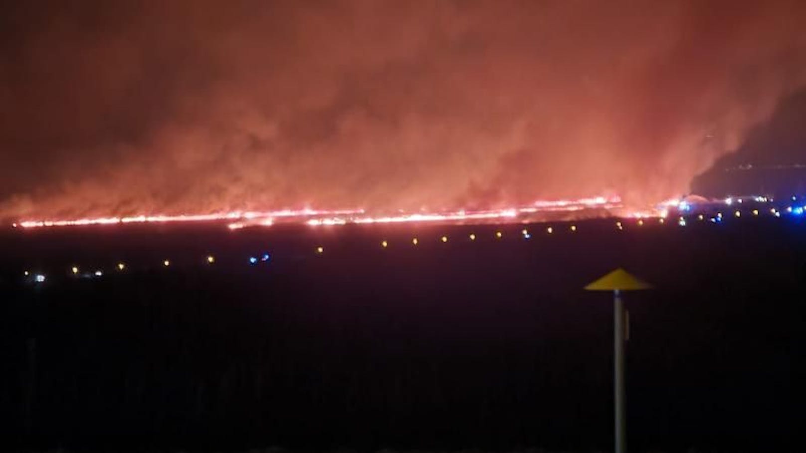 Ein Großbrand im Bezirk Neusiedl am See am Mittwoch versetzte Bewohner in Schock – am späten Abend wütete das Feuer weiter.
