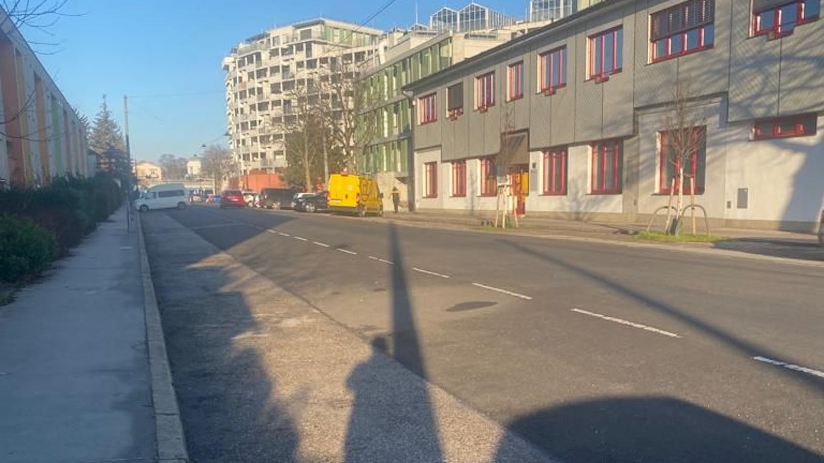 Viel frei, aber keine Pläne für die Erlaaer Straße bei der U6-Station in Wien-Liesing.