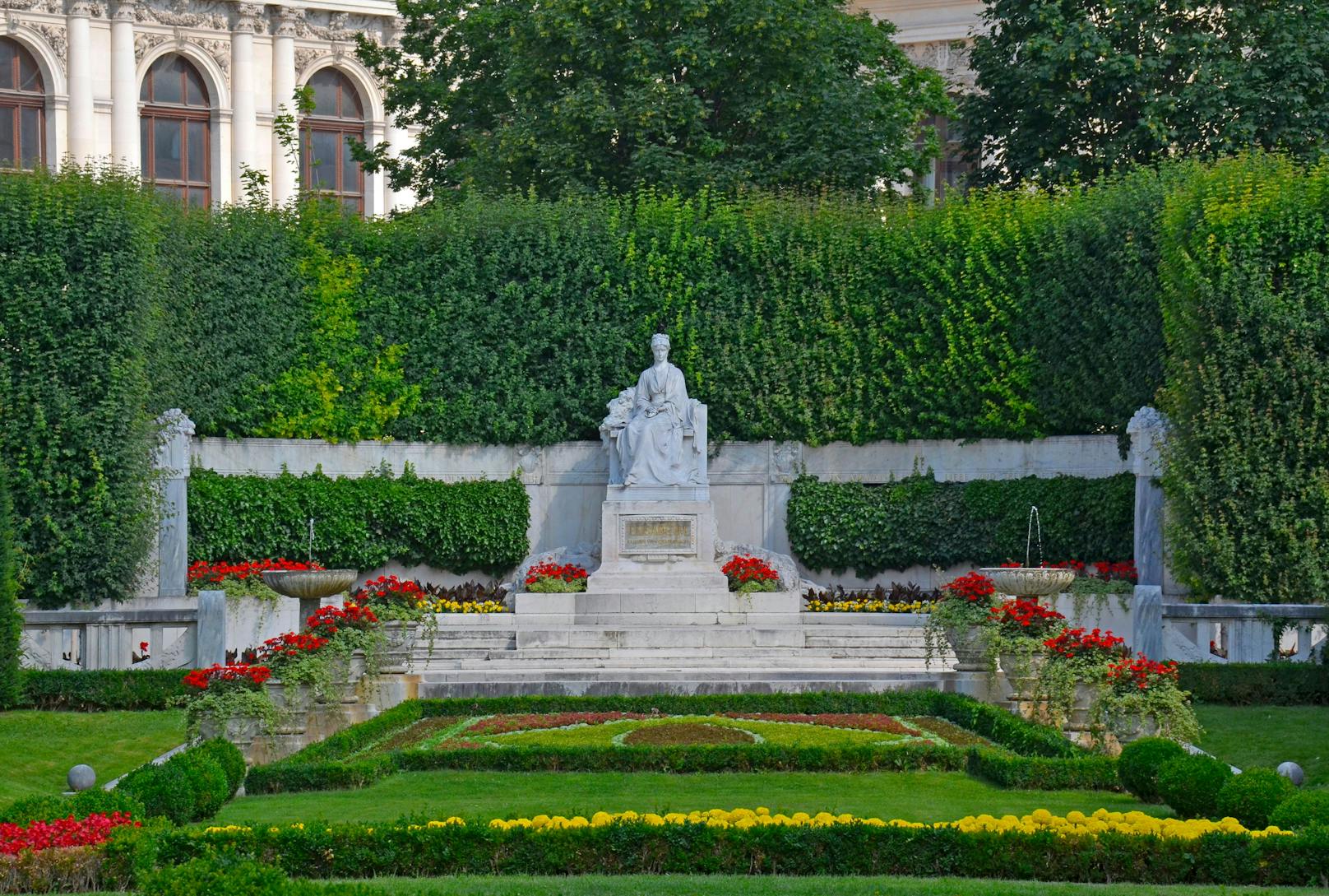 Das Kaiserin Elisabeth Denkmal im Wiener Volksgarten.