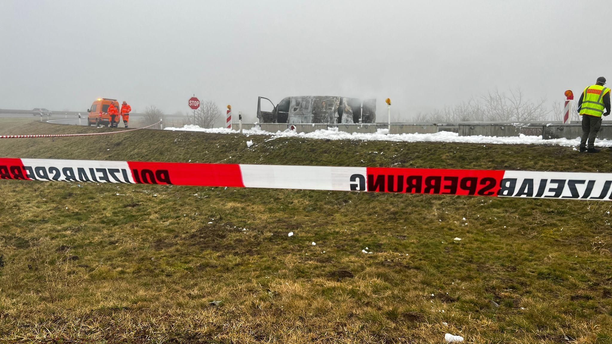 Nach dem Überfall zündeten die Täter den Geldtransporter an.