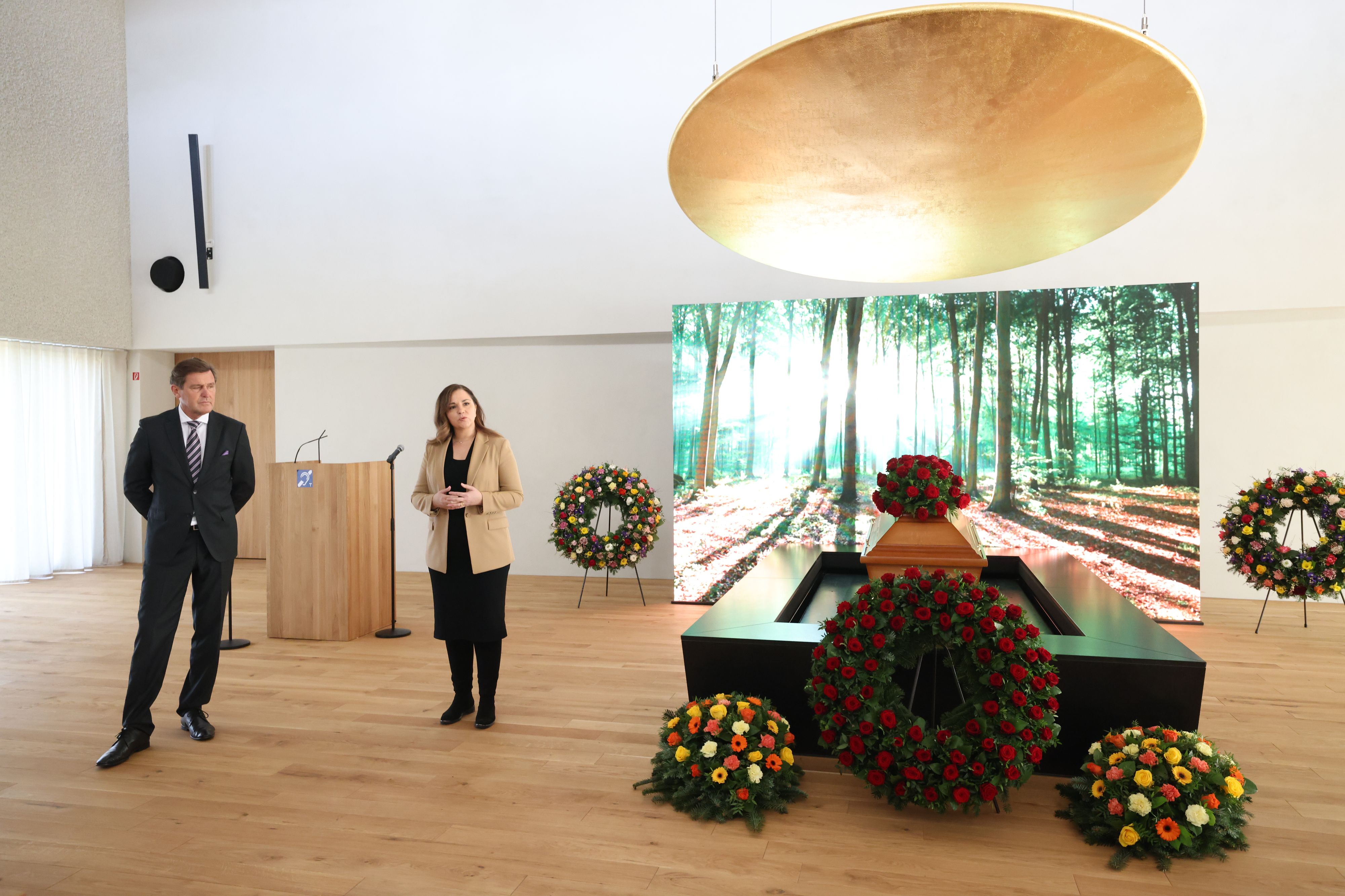 Stadtrat Peter Hanke (SPÖ) und Friedhöfe Wien-Geschäftsführerin Renate Niklas eröffneten den Krematorium-Zubau in Simmering.