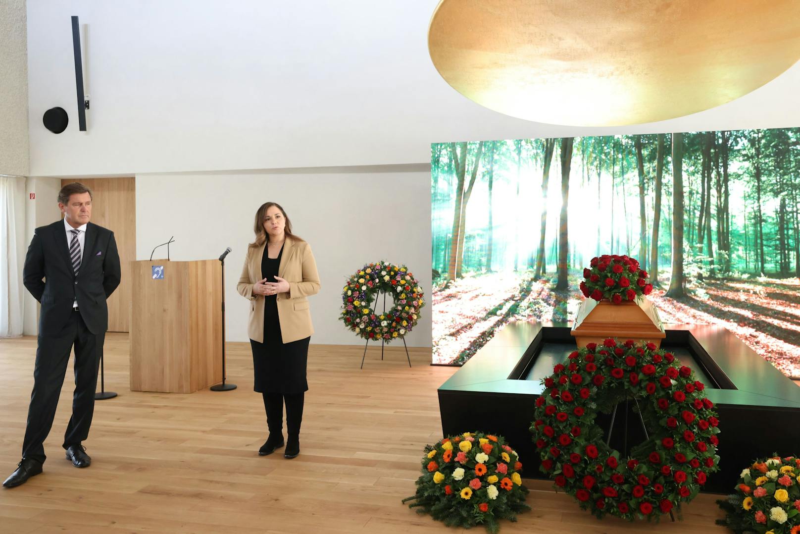 Stadtrat Peter Hanke (SPÖ) und Friedhöfe Wien-Geschäftsführerin Renate Niklas eröffneten den Krematorium-Zubau in Simmering.