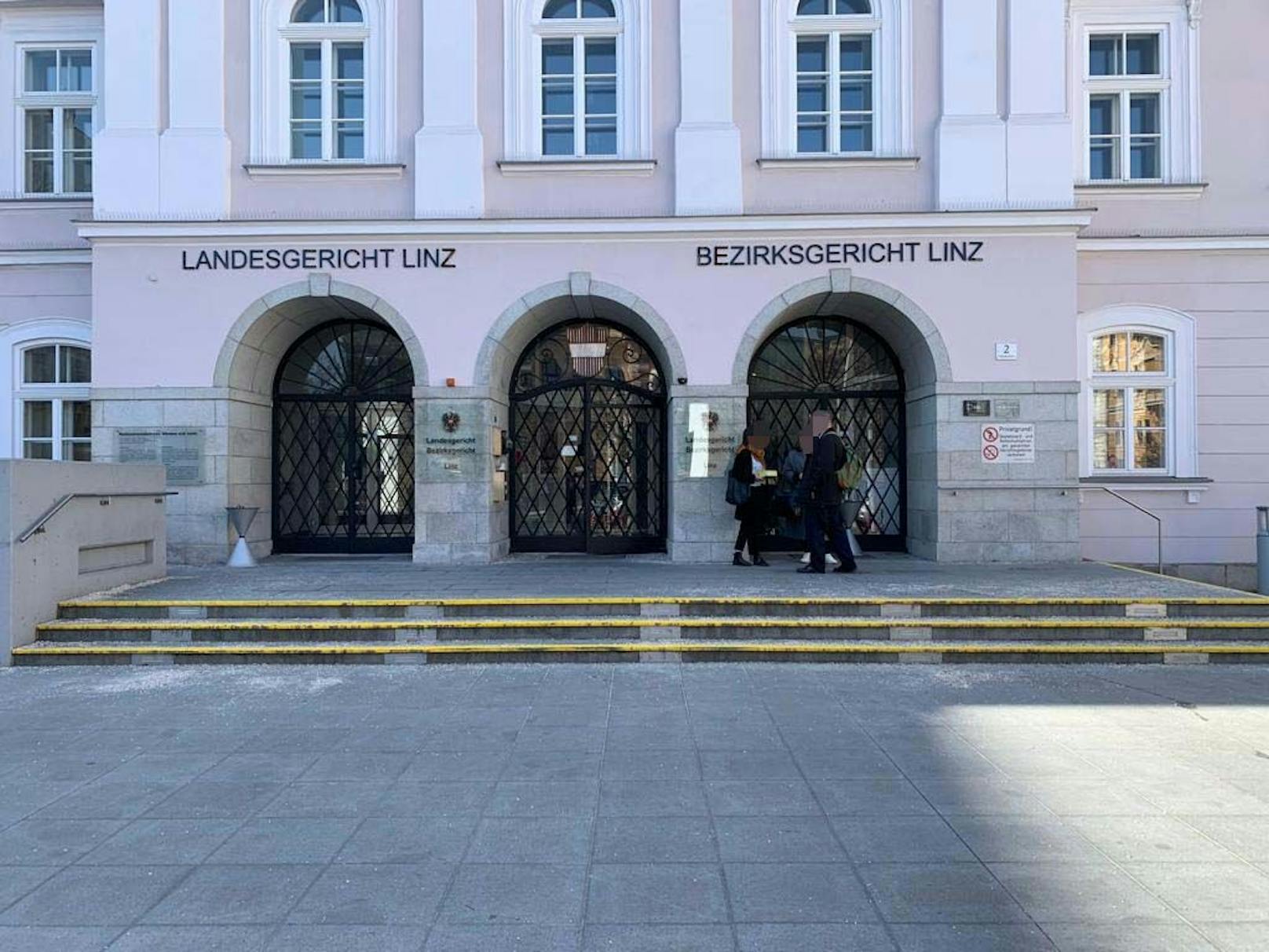 Ein 14-Jähriger und ein 35-Jähriger standen wegen schweren Raubs in Linz vor Gericht.