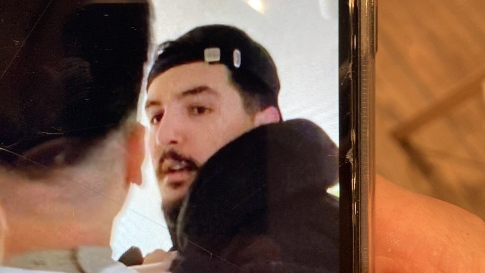 Die Polizei veröffentlichte auf Anordnung der Staatsanwaltschaft das Foto eines Tatverdächtigen. 