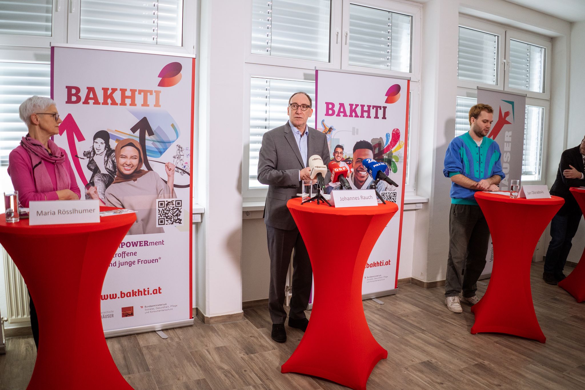 Maria Rösslhumer, Geschäftsführerin der Autonomen Frauenhäuser, und Sozialminister Johannes Rauch eröffneten das Zentrum offiziell.