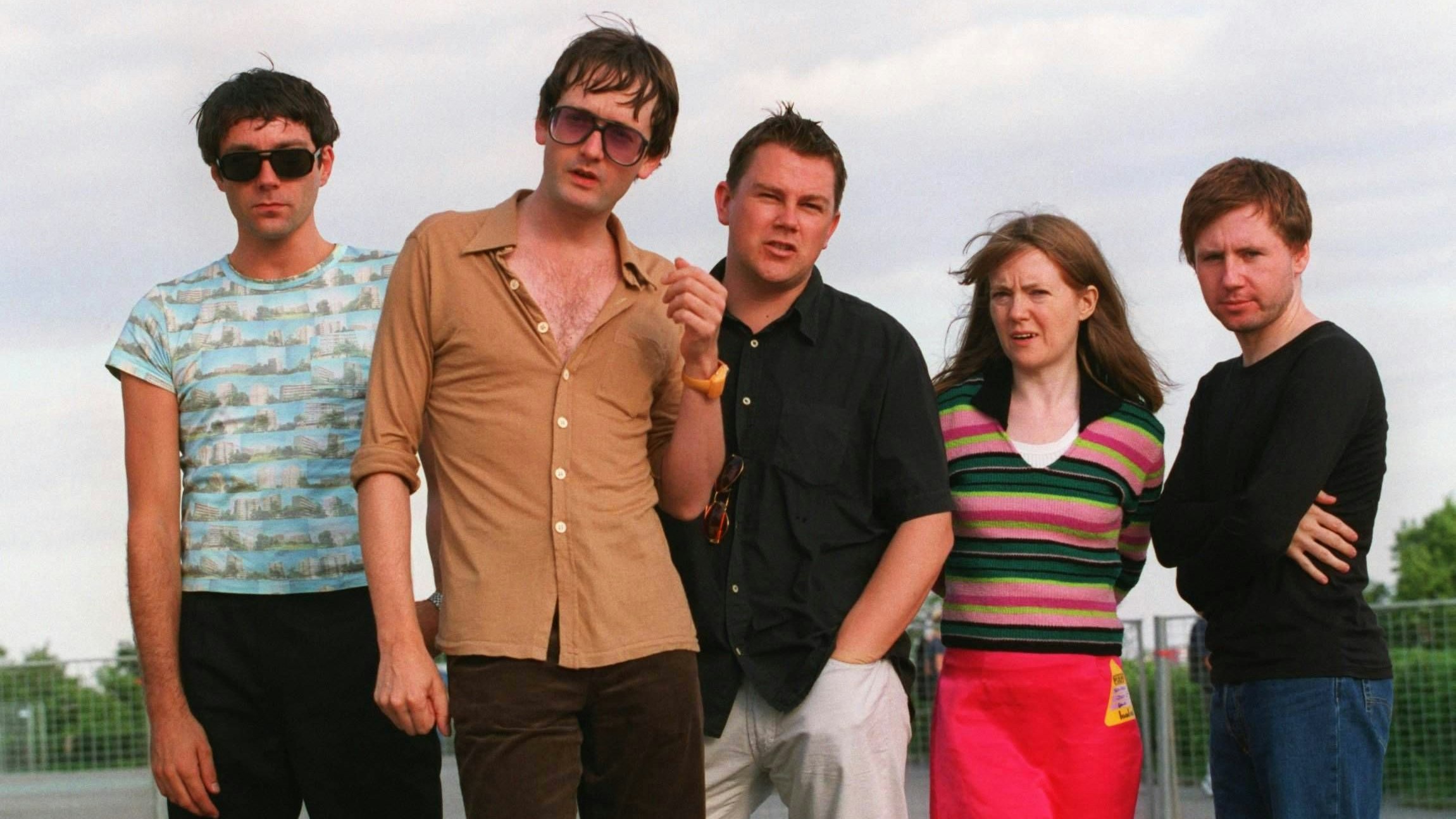 Der Bassist der britischen Band Pulp, Steve Mackey (li.) ist im Alter von 56 Jahren gestorben.