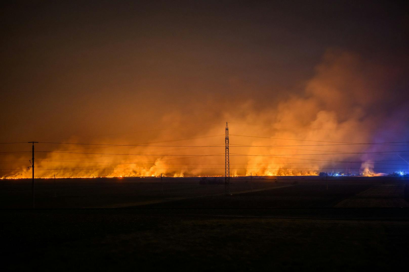 Brand des Schilfgürtels im Seewinkel im Burgenland, im Bild der Brand am Neusiedlersee mit der Feuerwehr.