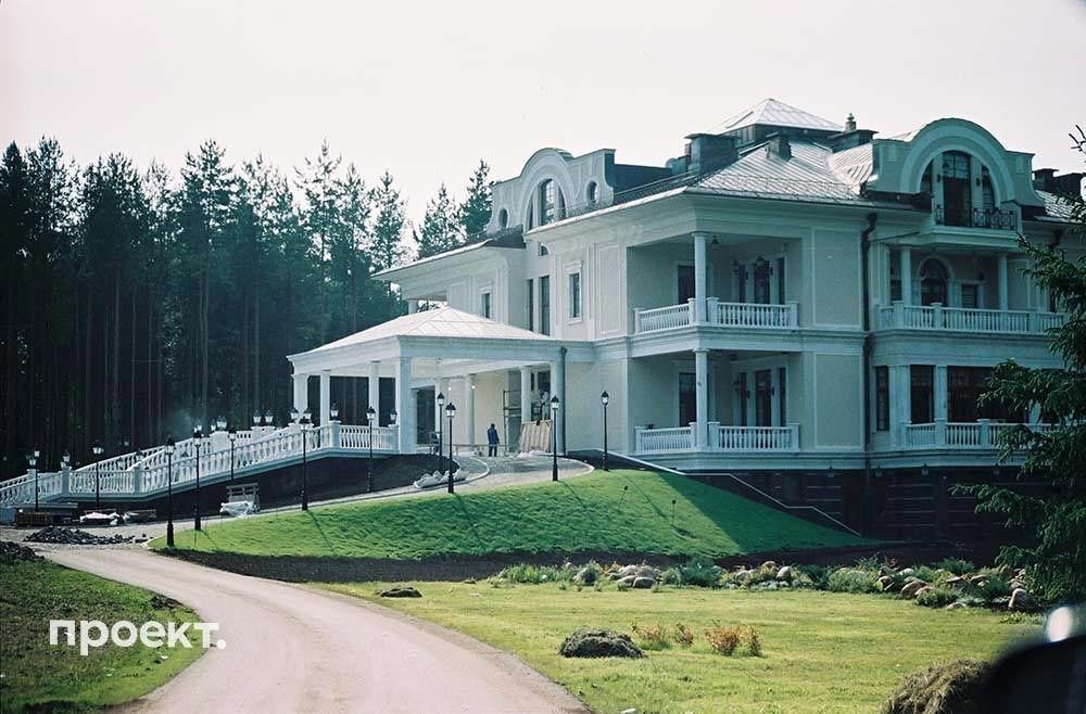 Eine Villa wie ein Palast aus dem Mittelalter: In diesem Haus soll Putin mit seiner Freundin, Turnerin Alina Kabajewa, und den vier gemeinsamen Kindern leben.