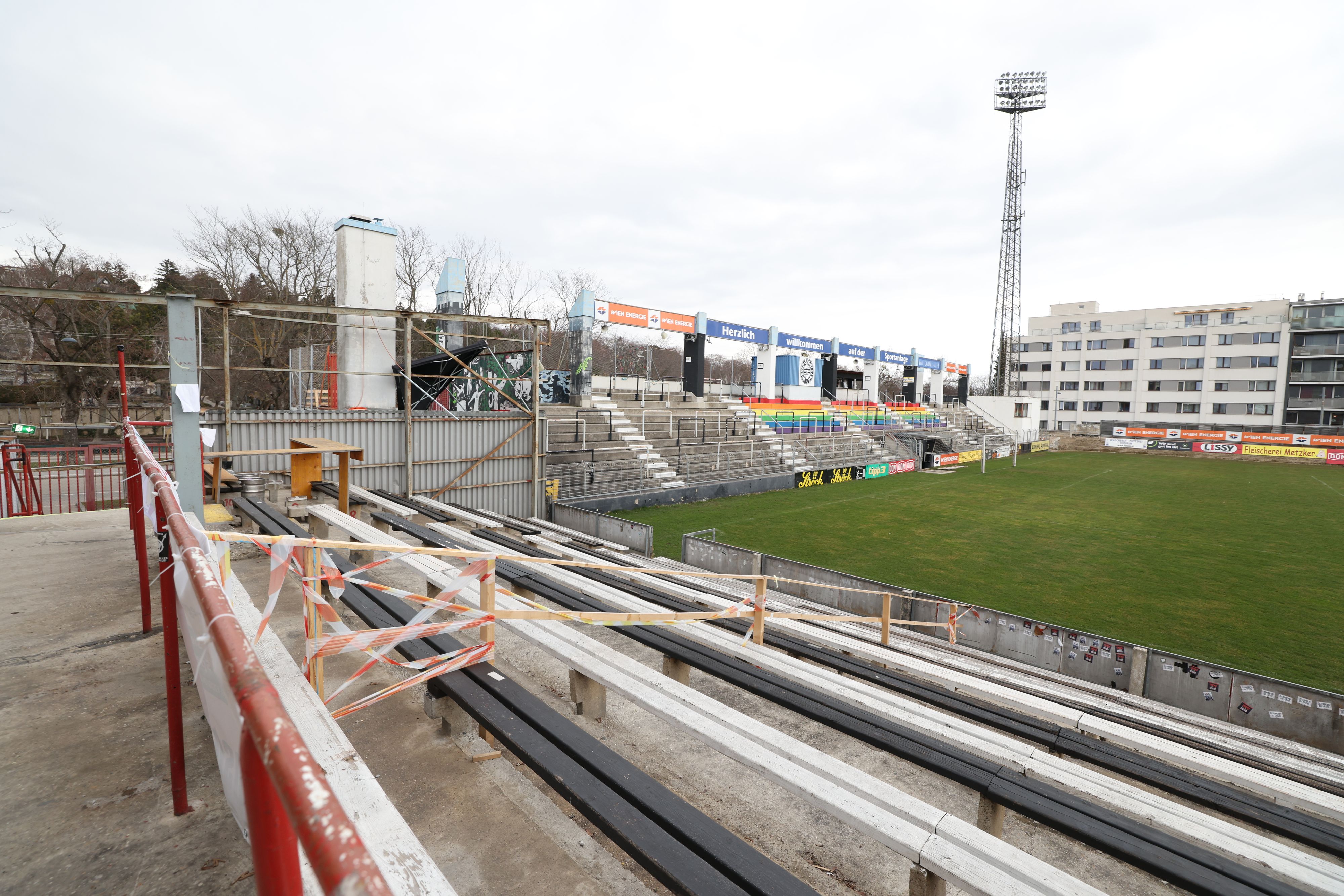 Die marode Haupttribüne hat zum Saisonstart kein Dach mehr. 