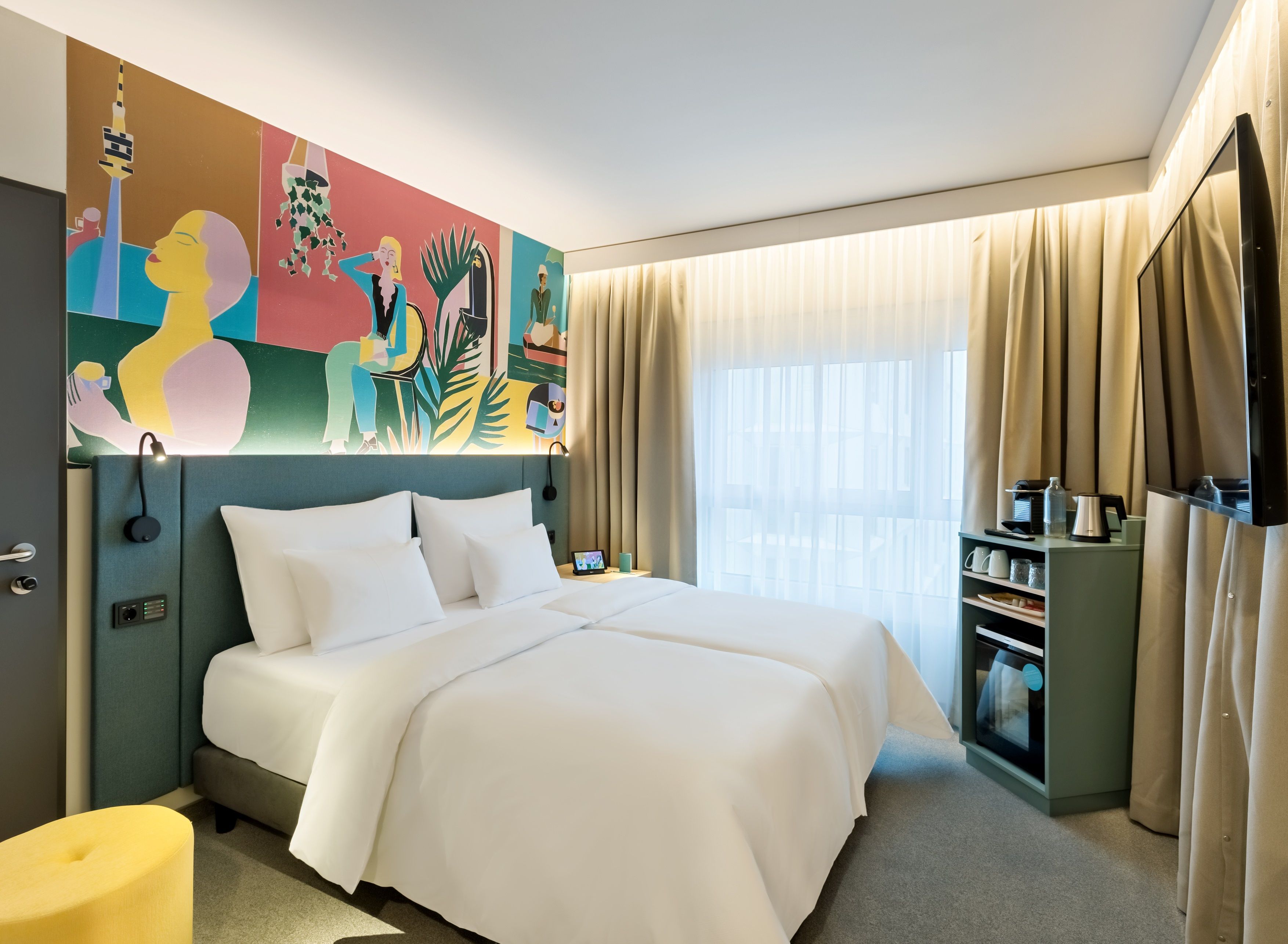 Die Zimmer wurden mit Kingsize-Betten, Mini-Kühlschrank sowie Flachbildschirm und Klimaanlage ausgestattet.