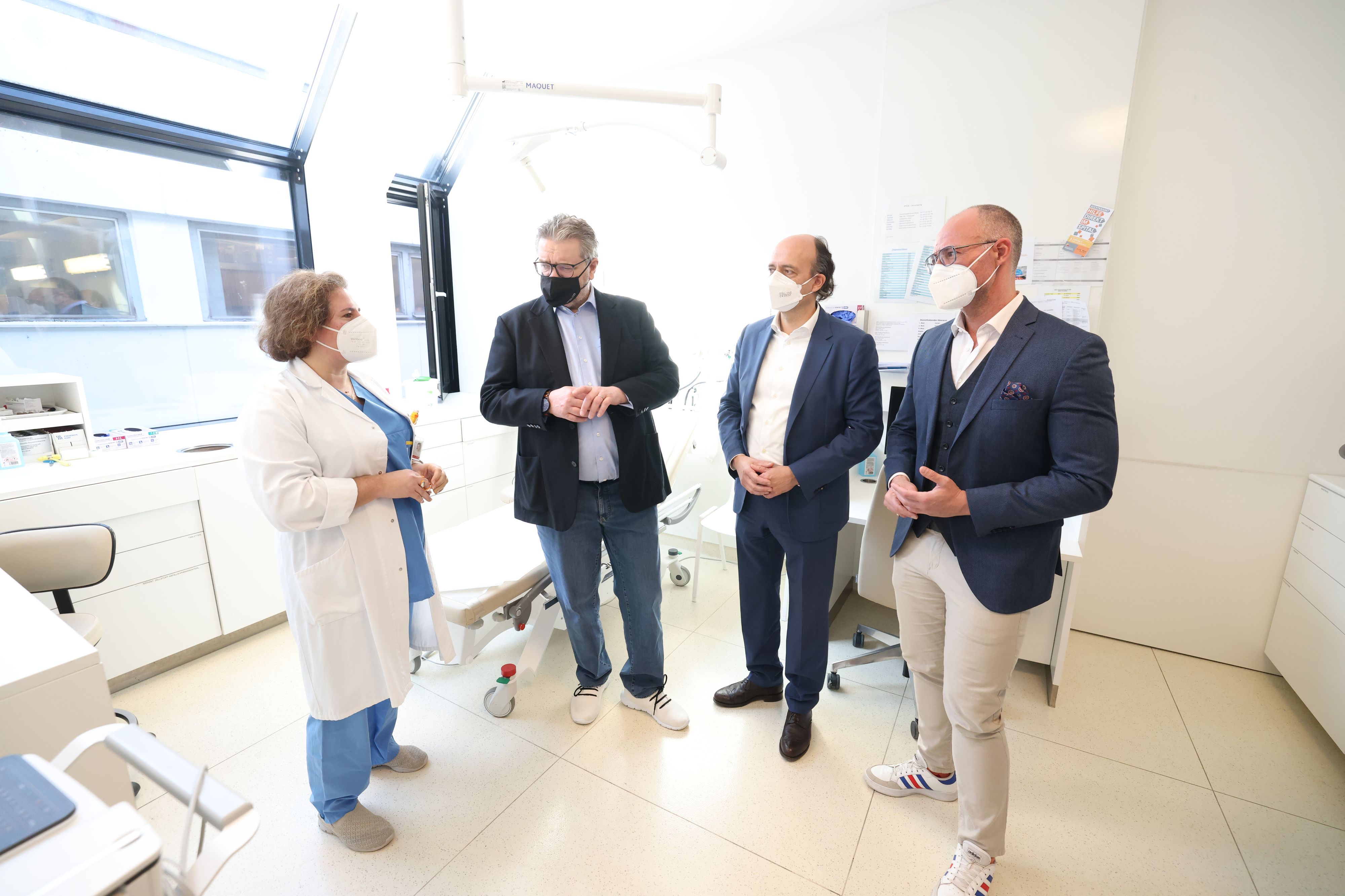 Die Erstversorgungsambulanz in der Klinik Landstraße soll Spitalsambulanzen entlasten. Stadtrat Hacker (2.v.li.) machte sich selbst ein Bild davon.