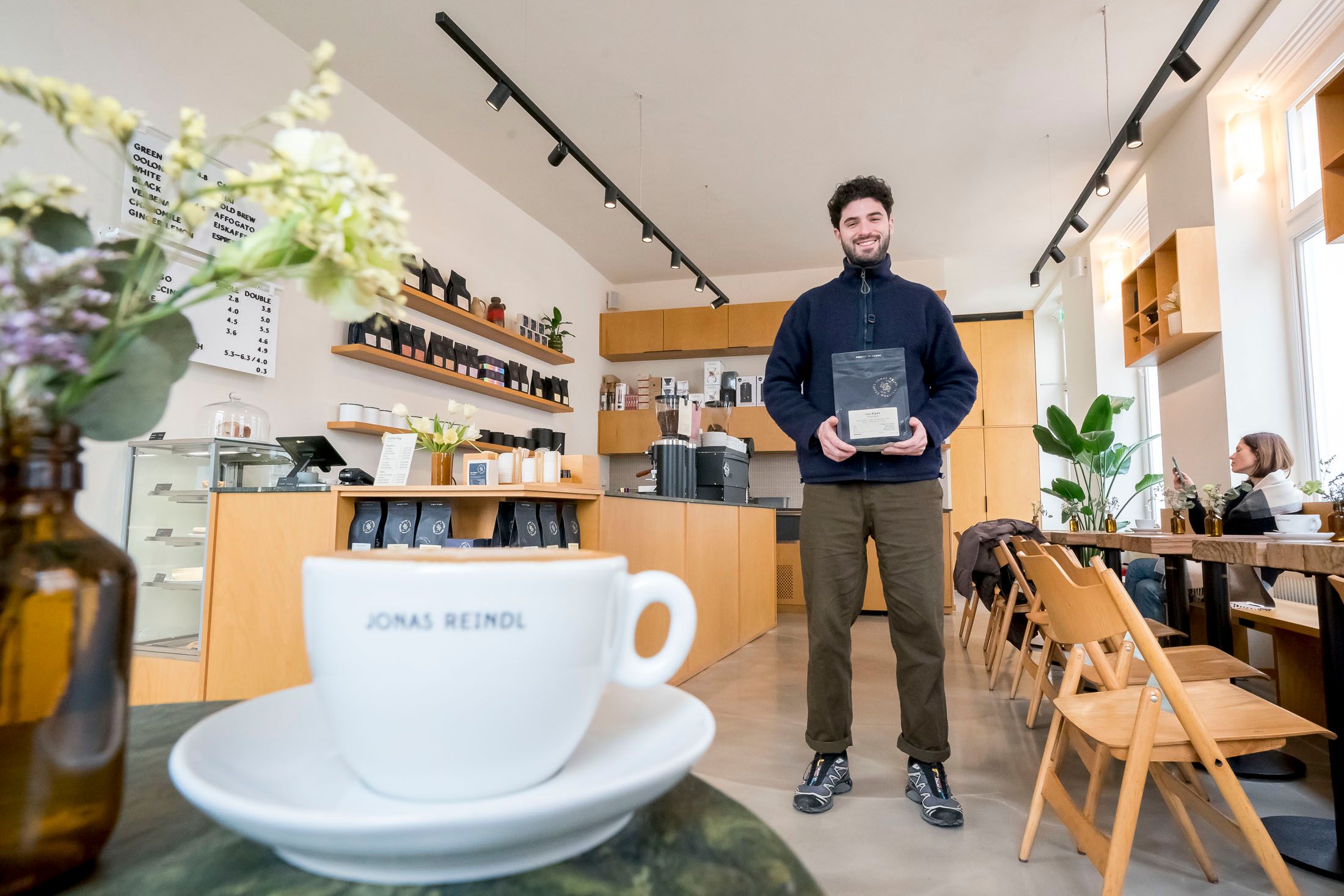 Der Kaffee wird von Philip Feyer selbst geröstet in der Westbahnstraße in einer Schaurösterei - man kann die Bohnen im Jonas Reindl für Zuhause kaufen oder gleich vor Ort einen frisch gebrühten Kaffee davon trinken