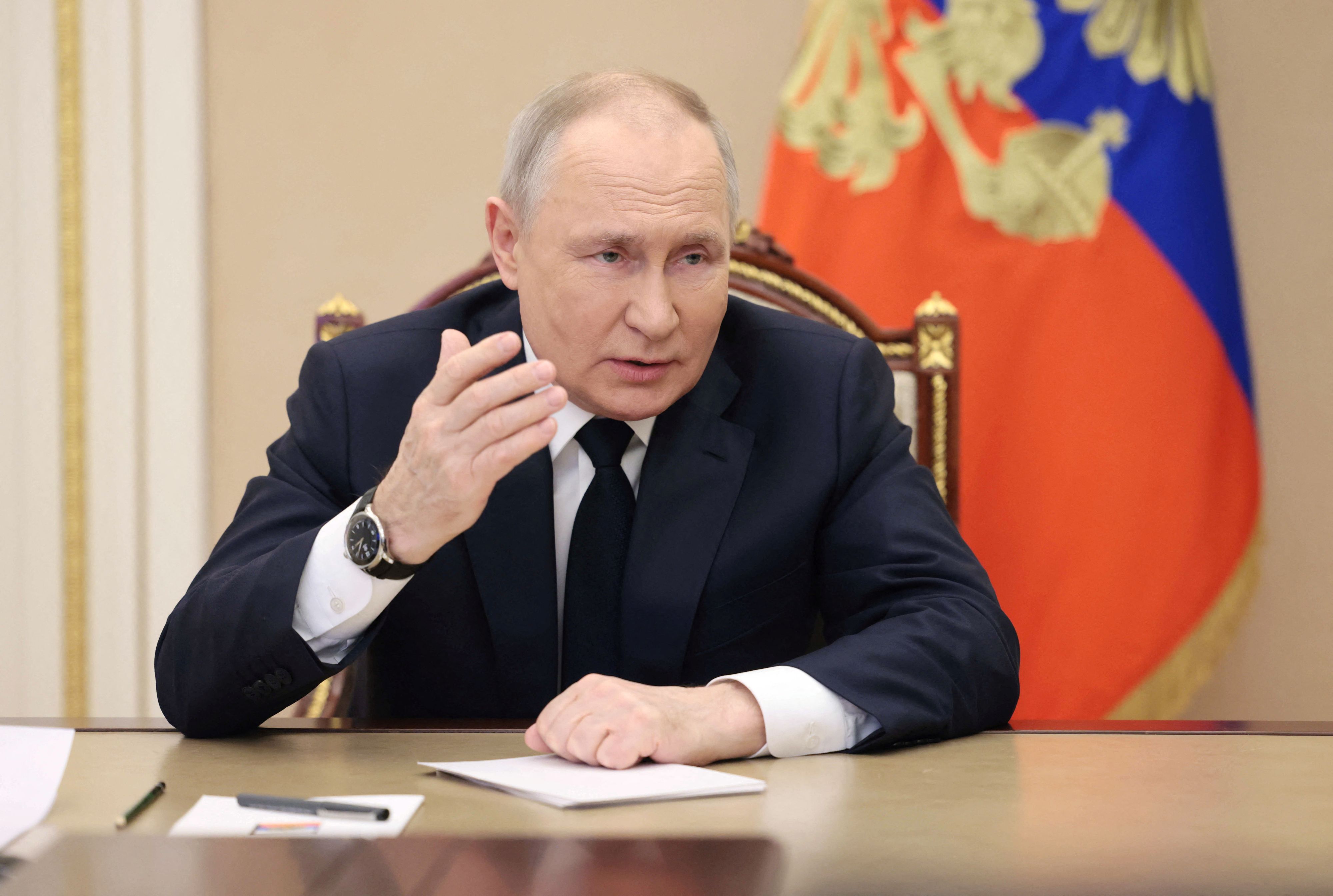 Wladimir Putin ist im Gespräch mit dem Geheimdienst-Chef.