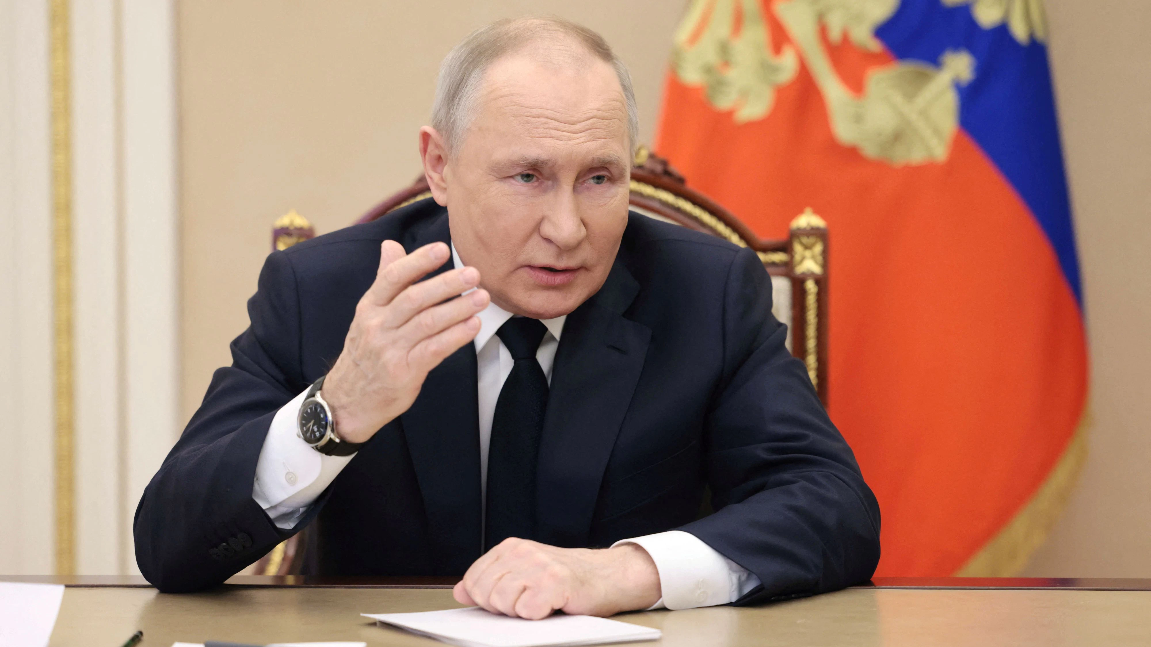 Wladimir Putin ist im Gespräch mit dem Geheimdienst-Chef.