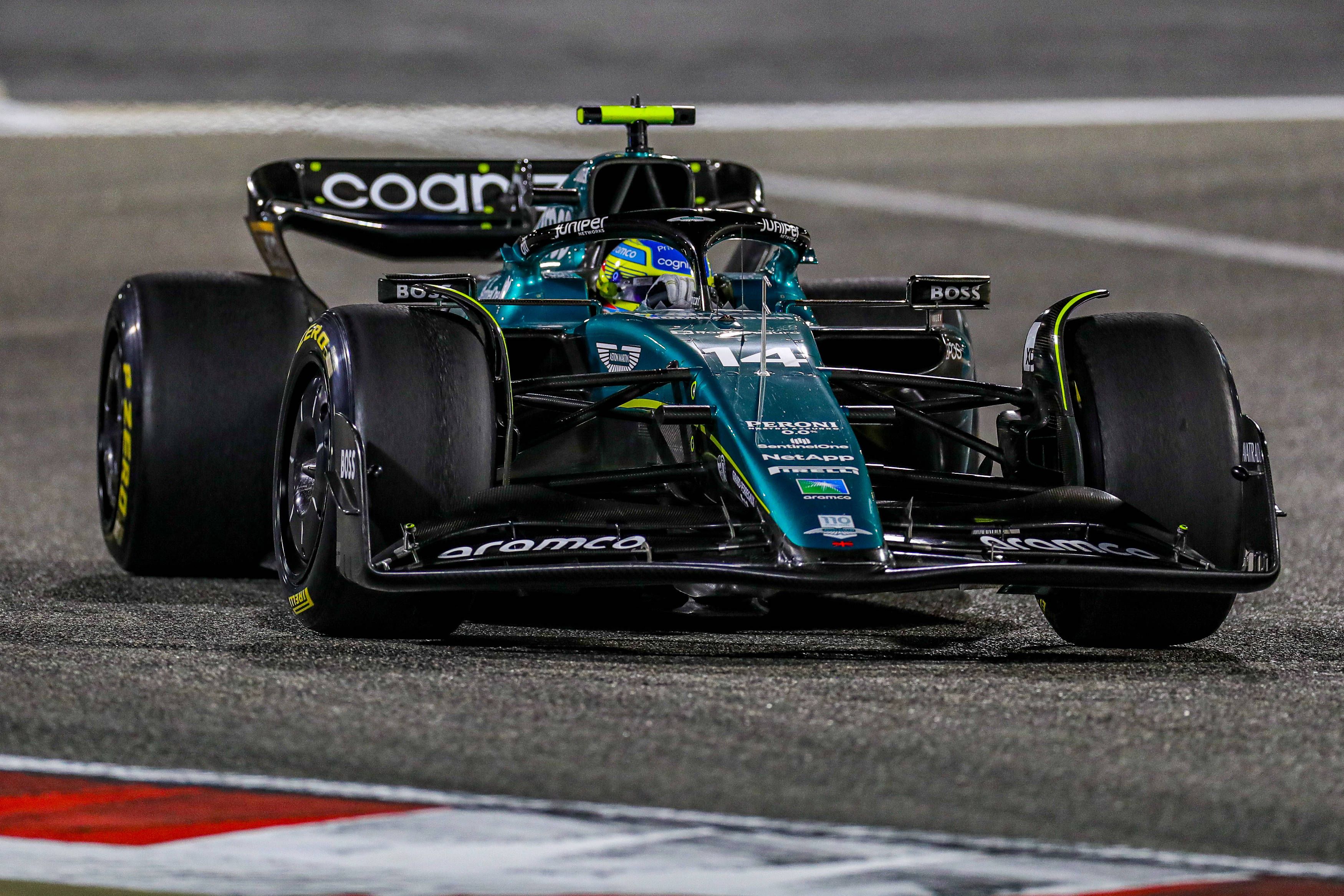 Lance Stroll steigt neben Fernando Alonso in den Aston Martin