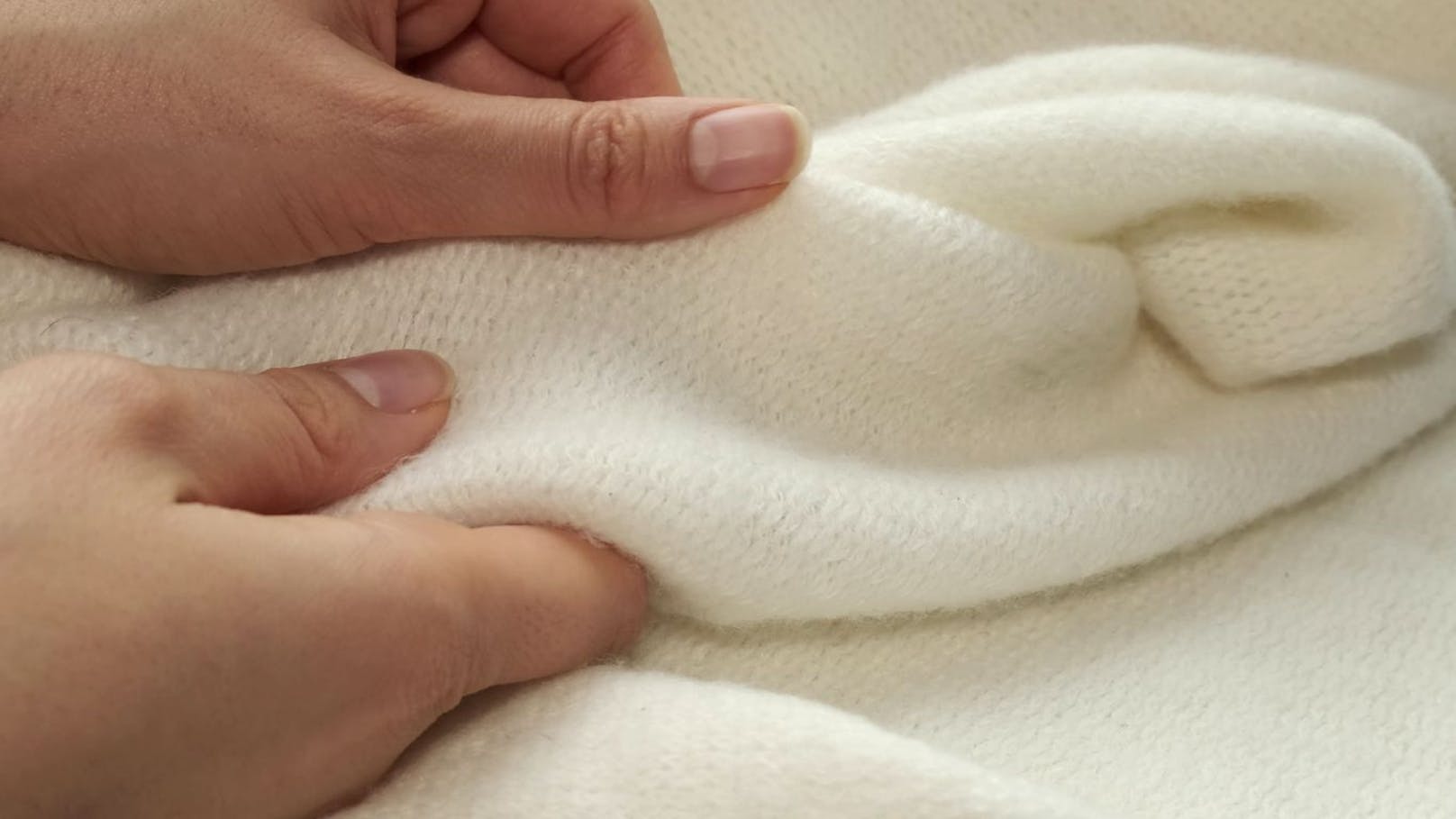 Ein qualitativer Pullover der dich warm hält sollte, wenn möglich aus Baumwolle sein. Um die Bildung von Fusseln zu vermeiden solltest du dir einen Pullover anschaffen, der dir keine Probleme bereiten wird: Reibe den Stoff für einige Sekunden mit etwas Druck aneinander und achte darauf, ob kleine Knoten zu sehen sind.    